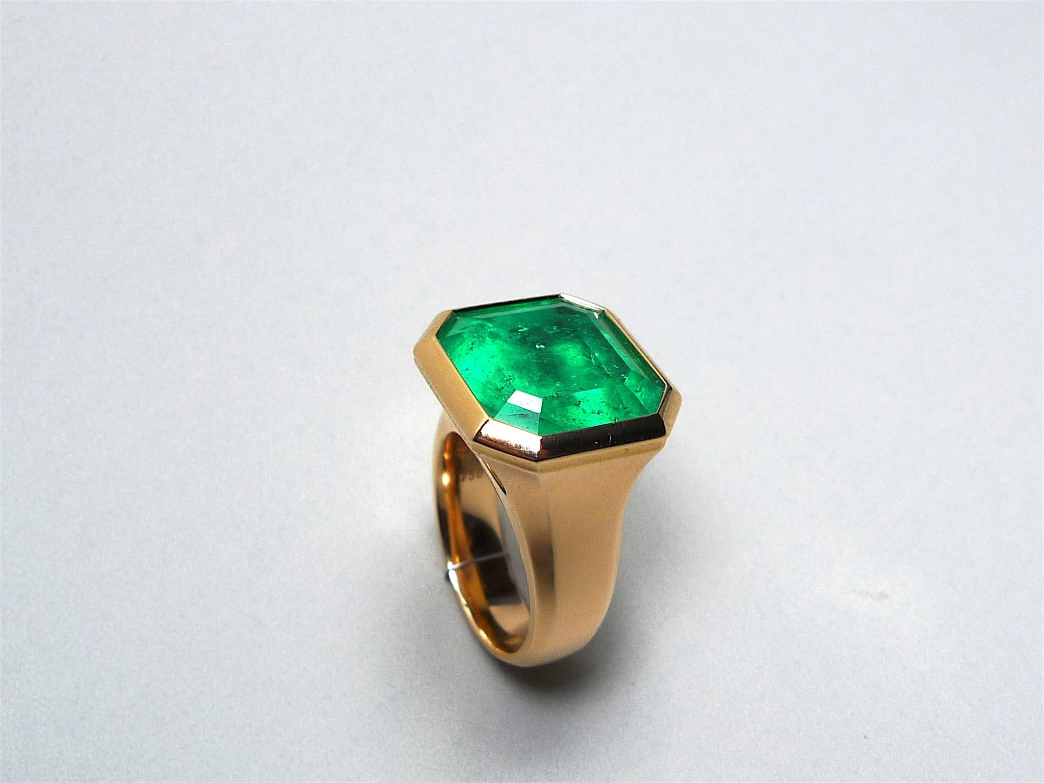 Certified 13.97 Carat Natural Colombian Emerald Rose Gold Ring In New Condition In Munich, DE