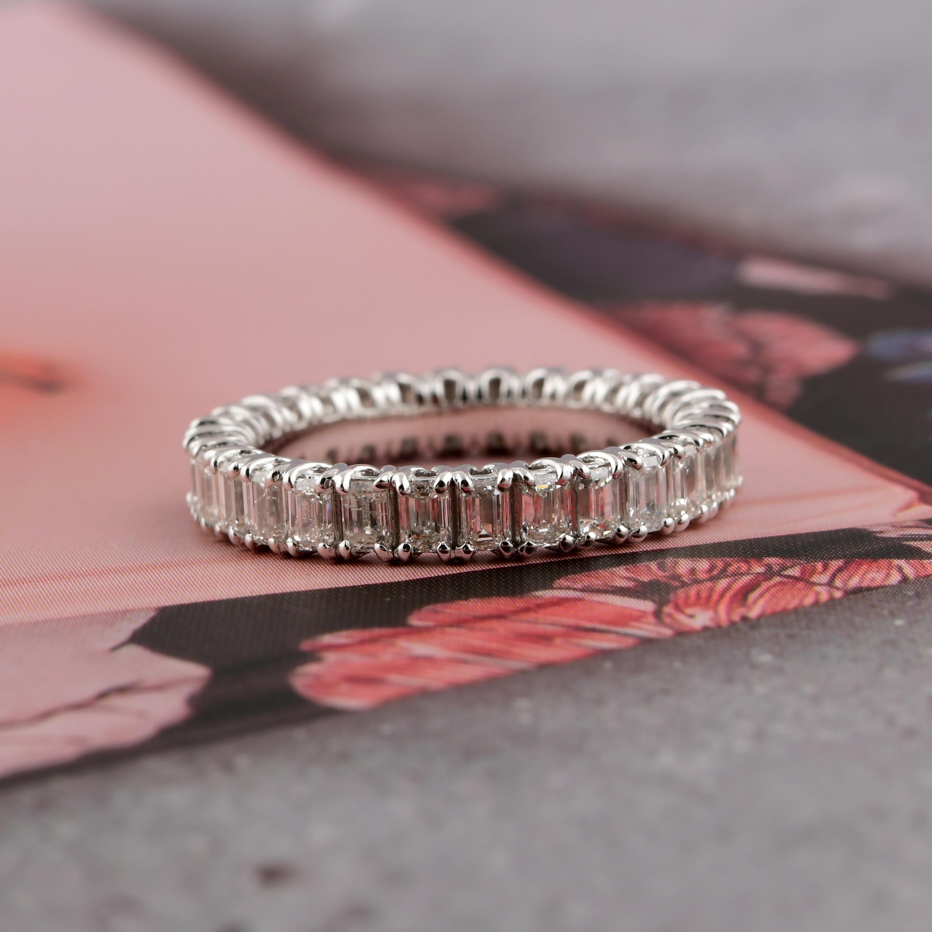 Im Angebot: Zertifizierter 14 Karat Weißgold 2.36Ct Octagon Cut Diamond Anniversary Band Ring () 9