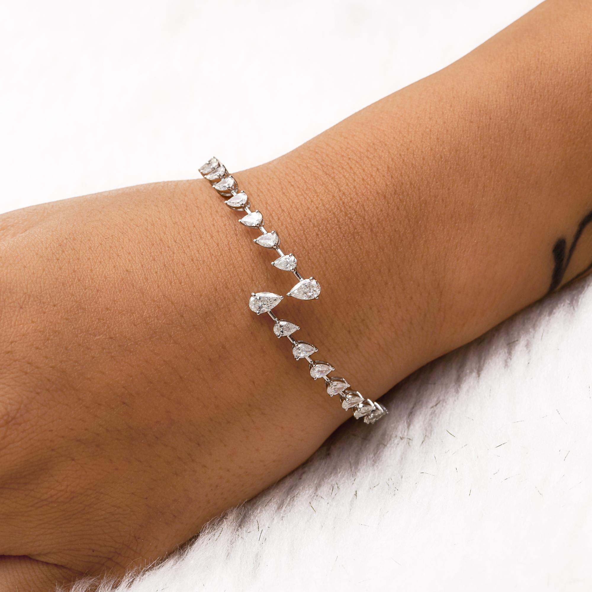 Brazalete certificado de oro blanco de 14 quilates con diamantes naturales talla pera de 2,91 quilates.
Con un sofisticado diseño de puño abierto, esta pulsera está adornada con diamantes talla pera brillantes, dispuestos artísticamente para realzar
