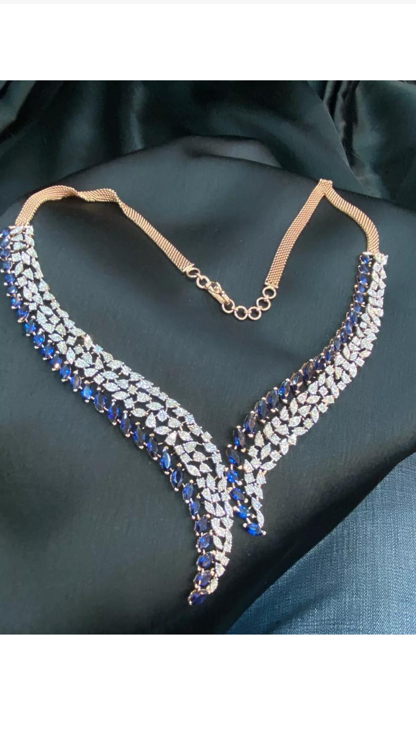 Mixed Cut Certified 14.00 Carat Blue Sapphire 2.40 Carat Diamonds Gold Necklace For Sale