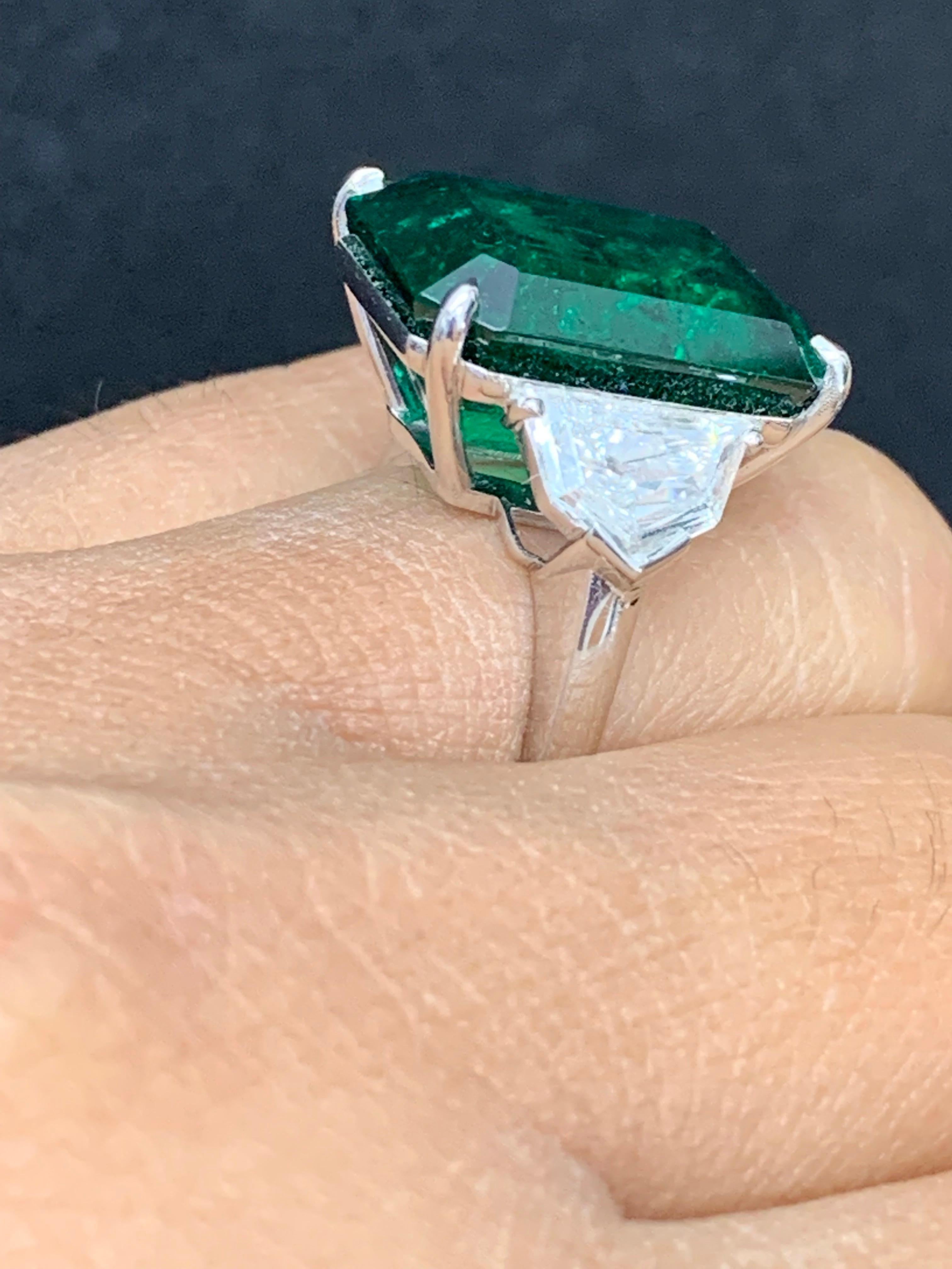 Zertifizierter Verlobungsring mit 14,01 Karat Smaragd im Smaragdschliff und Diamanten mit 3 Steinen 6