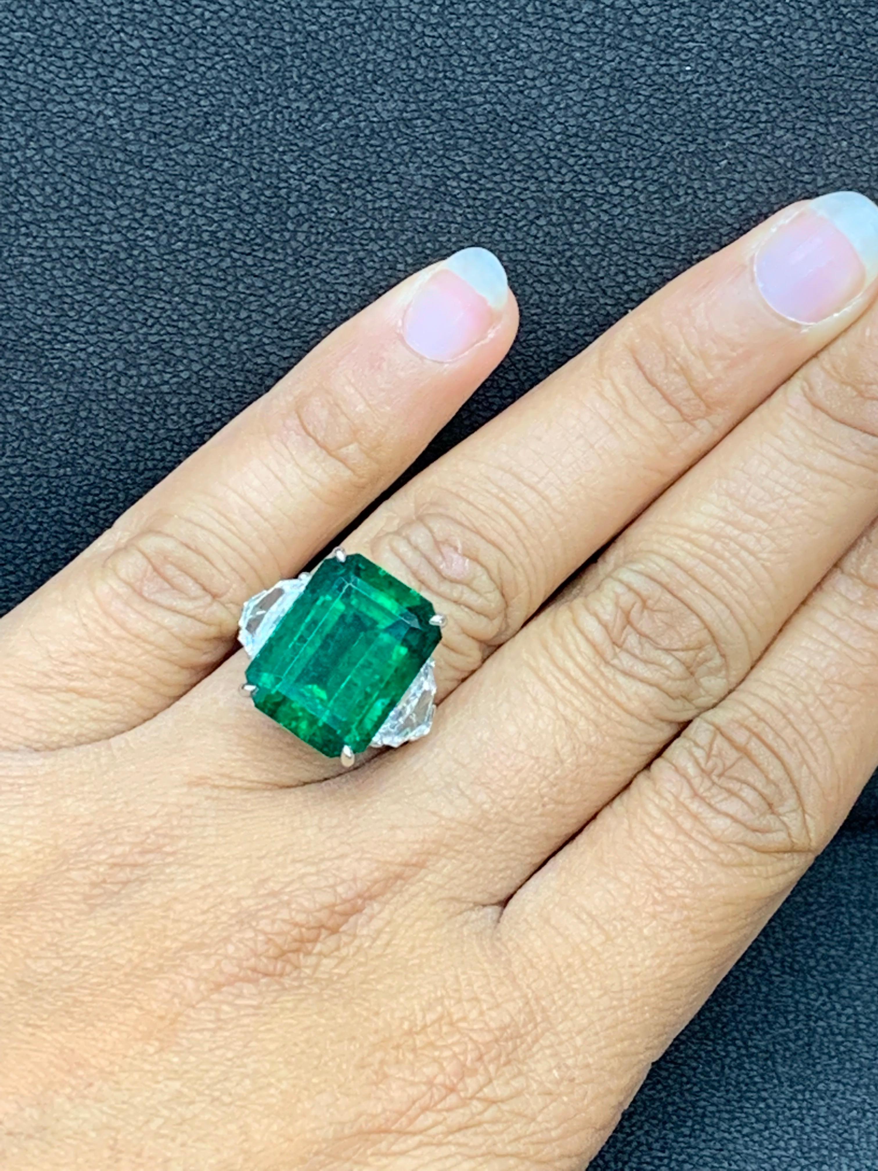 Zertifizierter Verlobungsring mit 14,01 Karat Smaragd im Smaragdschliff und Diamanten mit 3 Steinen 9