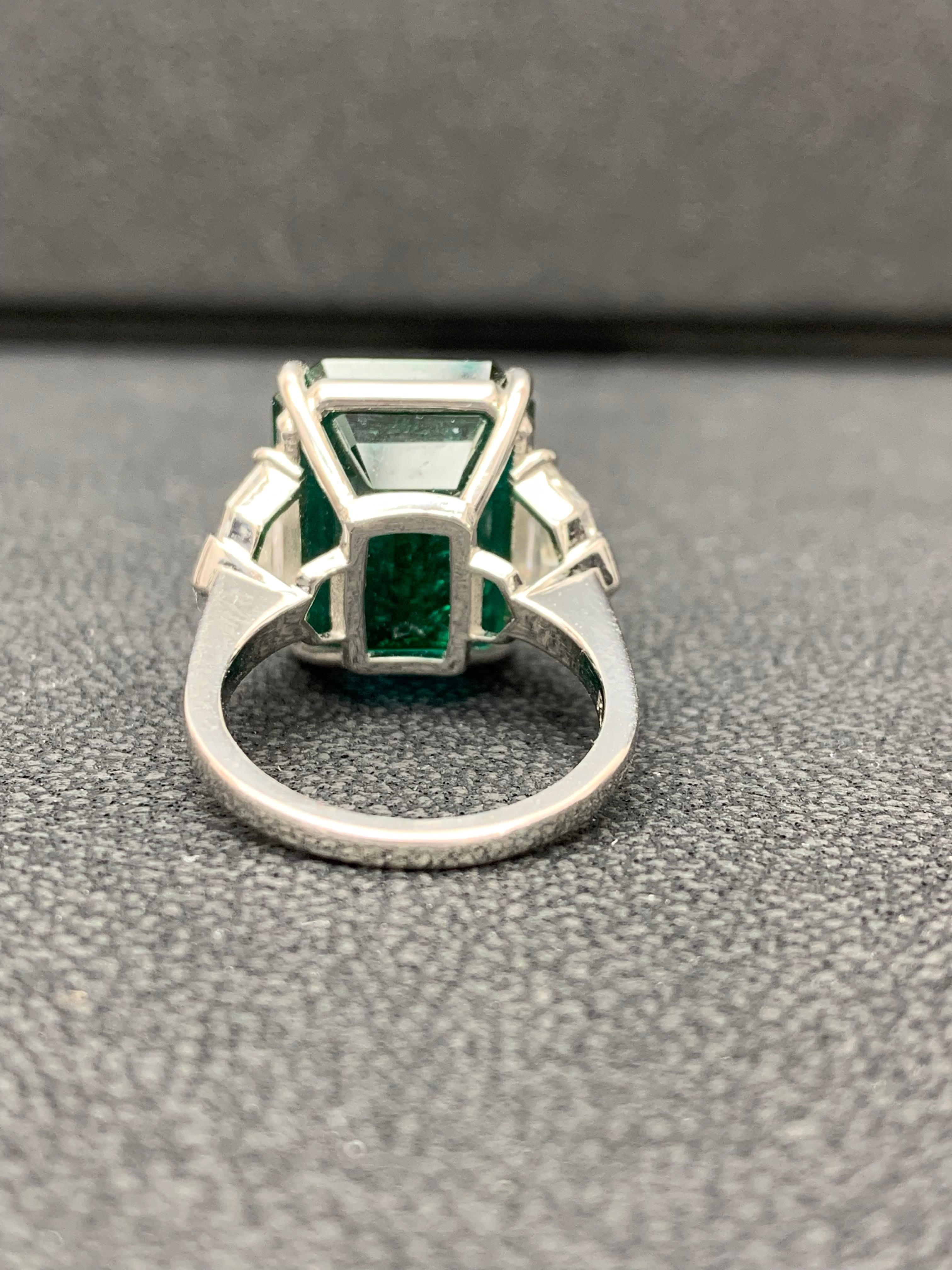 Zertifizierter Verlobungsring mit 14,01 Karat Smaragd im Smaragdschliff und Diamanten mit 3 Steinen 13