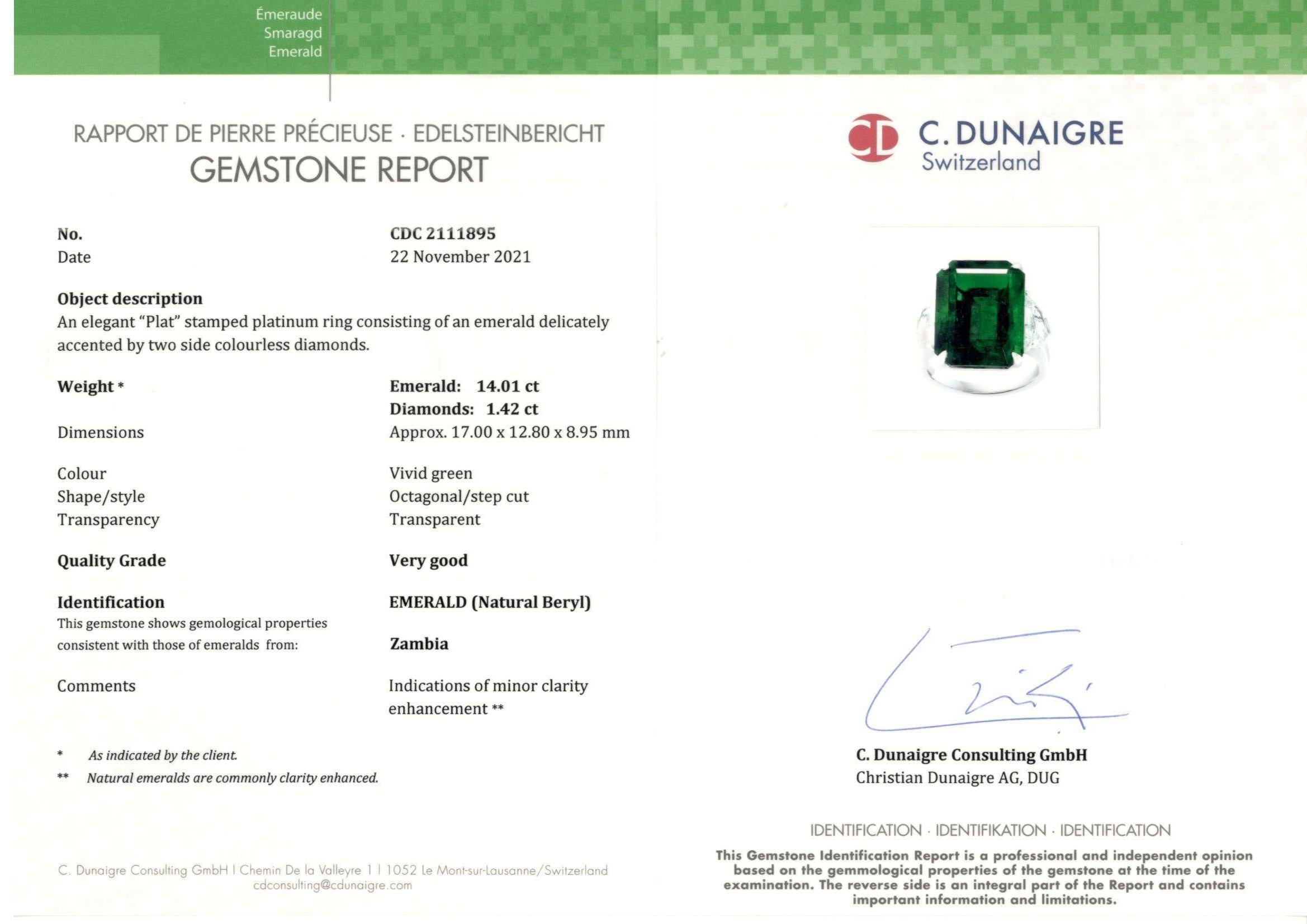 Mit einem farbenprächtigen 14,01-Karat-Smaragd im Smaragdschliff, zertifiziert. Flankiert wird der Mittelstein von zwei Brillanten im Chevron-Design mit einem Gesamtgewicht von 1,42 Karat. Hergestellt aus Platin.

Stil in verschiedenen Preisklassen