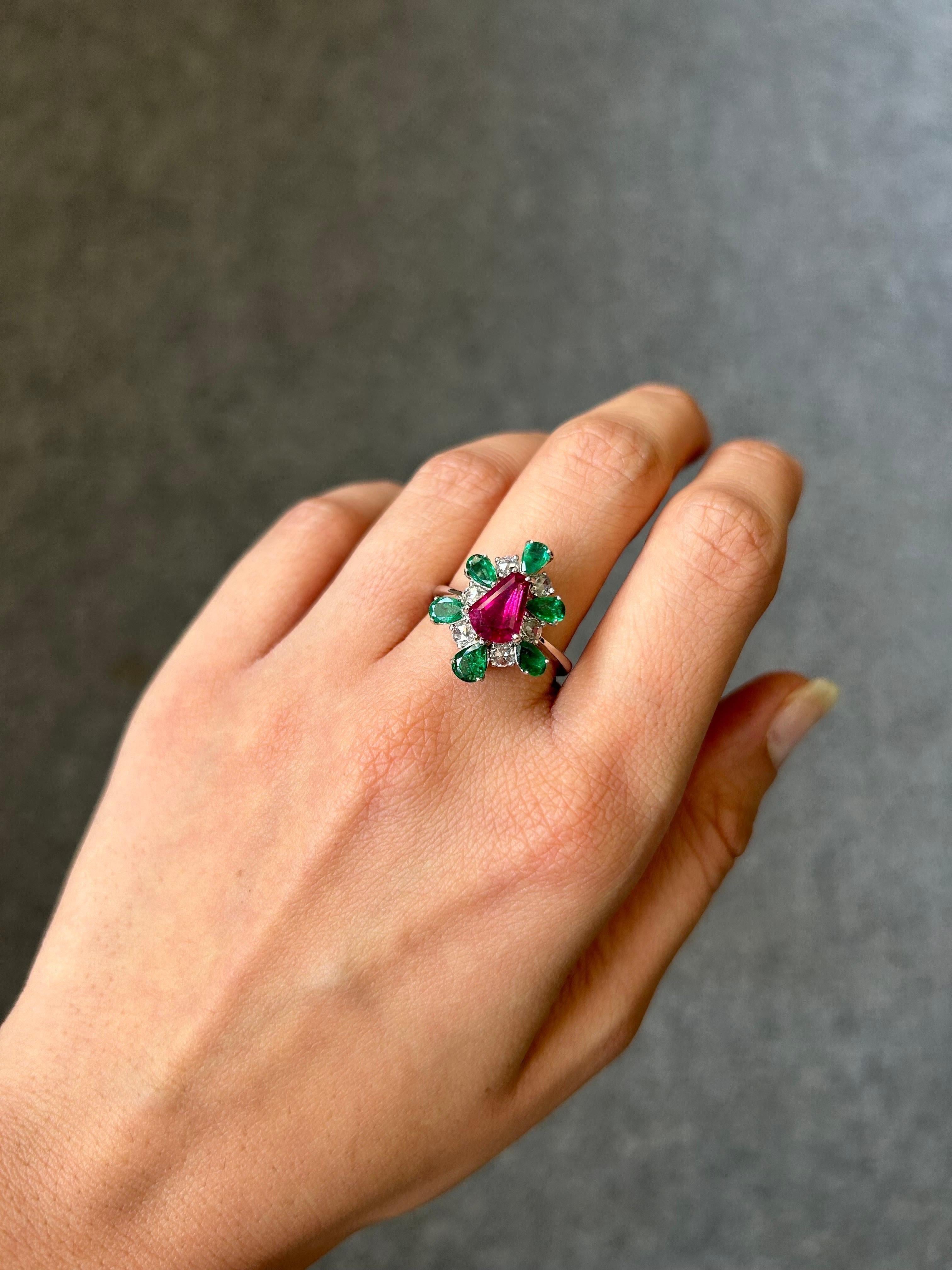 Kite Cut Certified 1.43 Carat Mozambique Ruby and Emerald Cocktail Engagement Ring For Sale