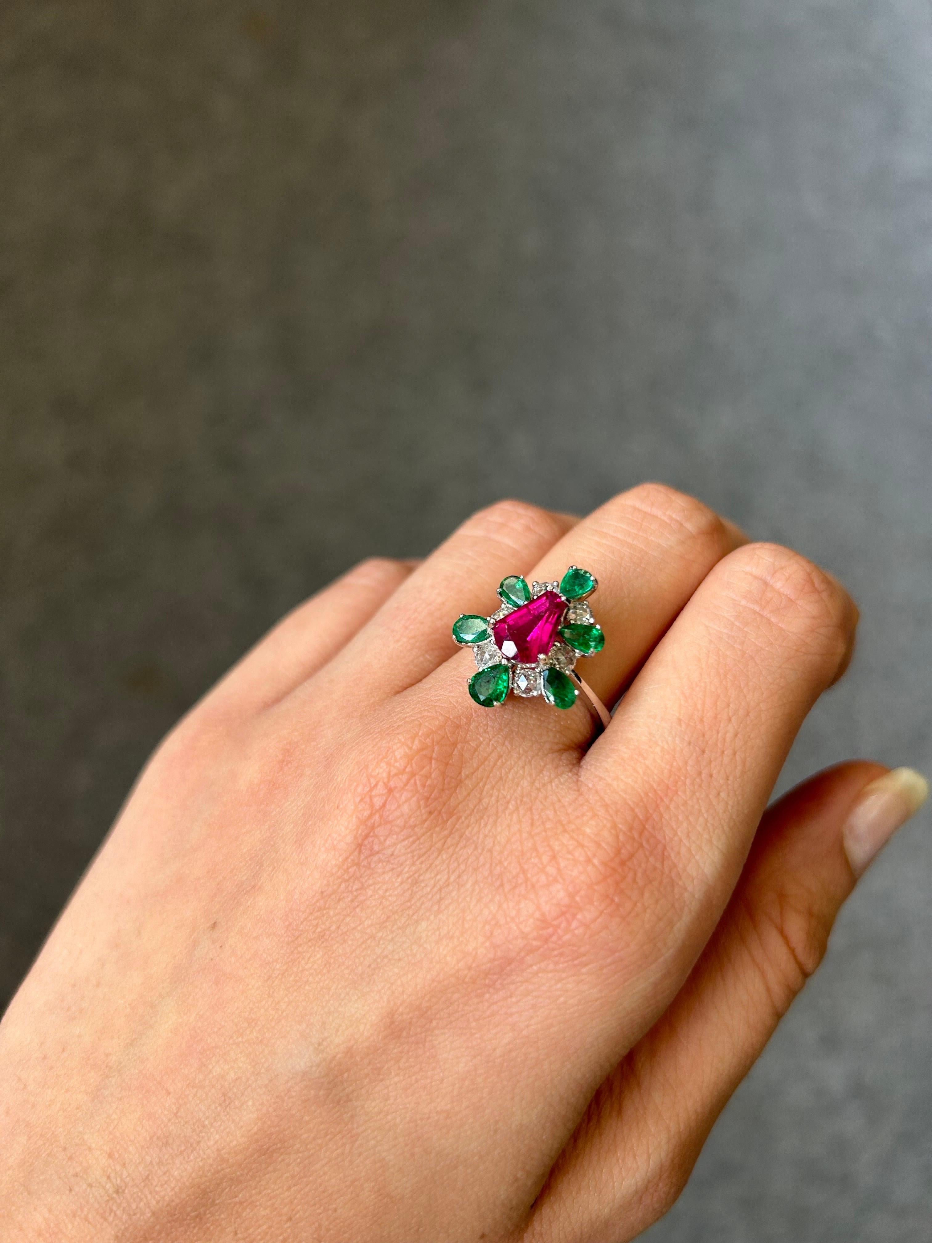 Certified 1.43 Carat Mozambique Ruby and Emerald Cocktail Engagement Ring In New Condition For Sale In Bangkok, Thailand