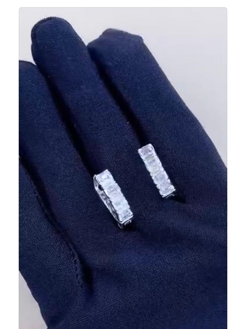 An exclusive Diamonds earrings in contemporary design, so elegant and refined style.
Add a touch of charm and class on your outfit.
Stuning earrings come in 18k gold with 14 pieces of Natural Diamonds, in perfect emeralds and baguettes cut, of 1,43