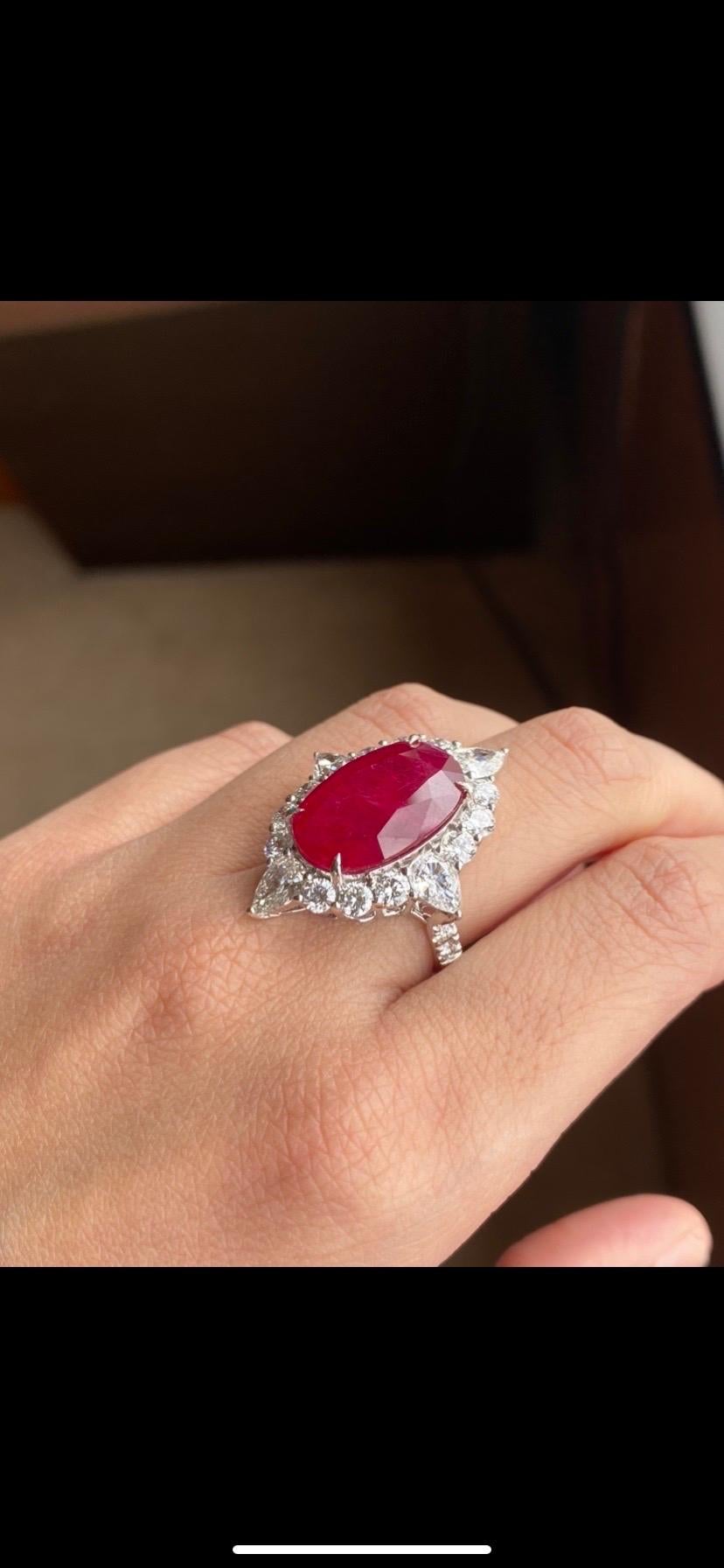 Oval Cut Certified 14.46 Carat Mozambique and Diamond Cocktail Ring For Sale