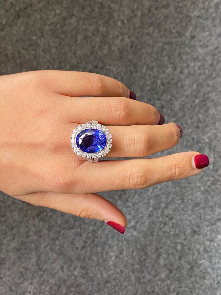 Modern Certified 14.46 Carat Oval Tanzanite and Diamond 18k Gold Engagement Ring For Sale