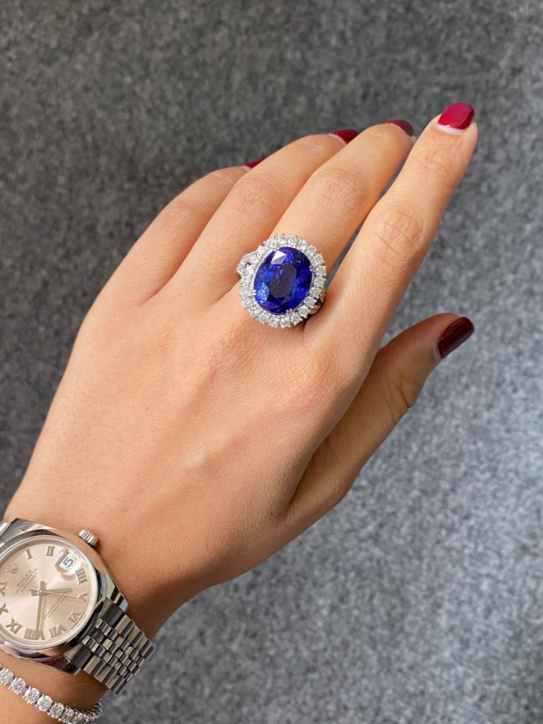 Certified 14.46 Carat Oval Tanzanite and Diamond 18k Gold Engagement Ring In New Condition For Sale In Bangkok, Thailand
