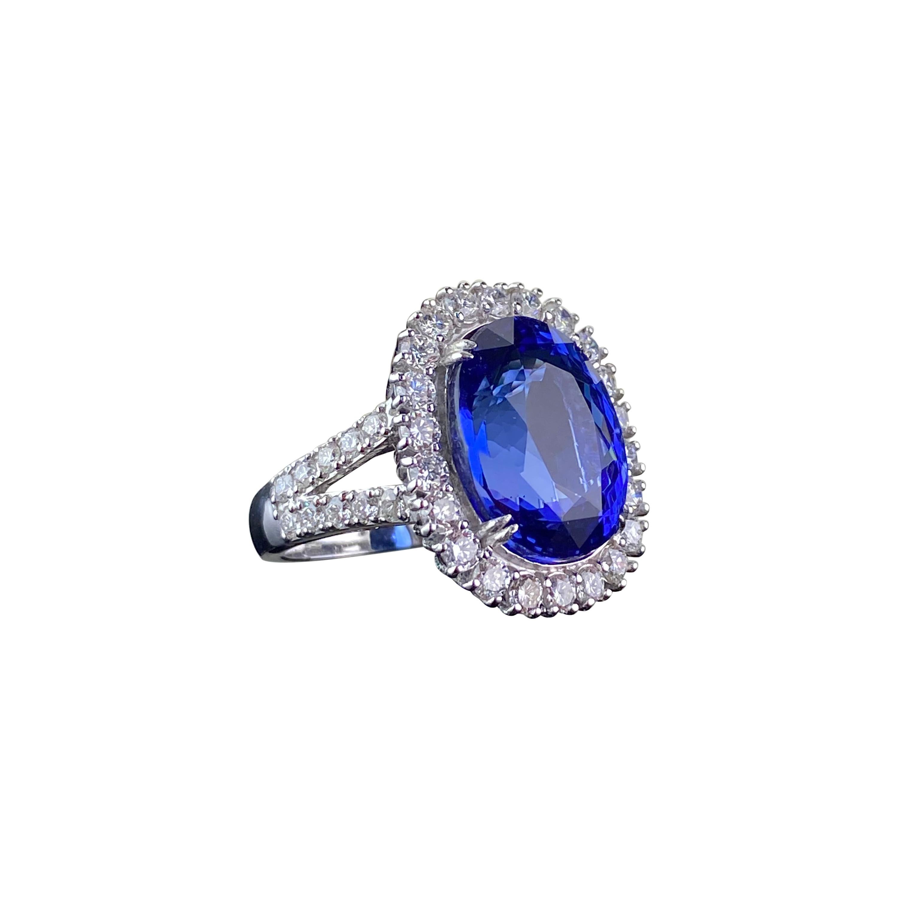 Certified 14.46 Carat Oval Tanzanite and Diamond 18k Gold Engagement Ring For Sale