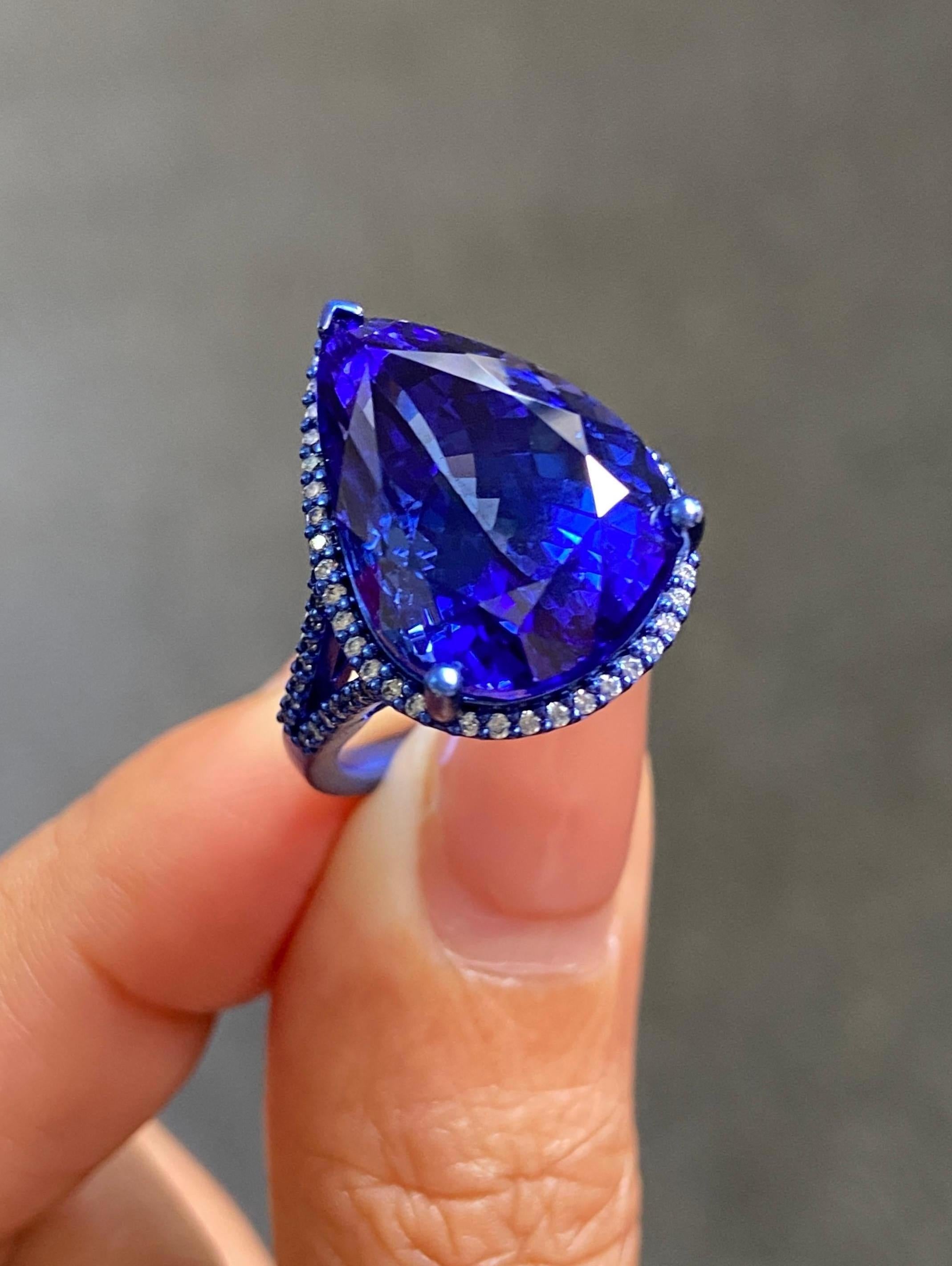 Dieser birnenförmige Tansanit ist in 18 Karat Weißgold (6,32 Gramm) gefasst. Er wird von 74 weißen Diamanten im Brillantrundschliff (insgesamt 0,37 Karat) umrahmt, und das Gold wurde mit blauem Rhodium überzogen, um seinen tief violettblauen