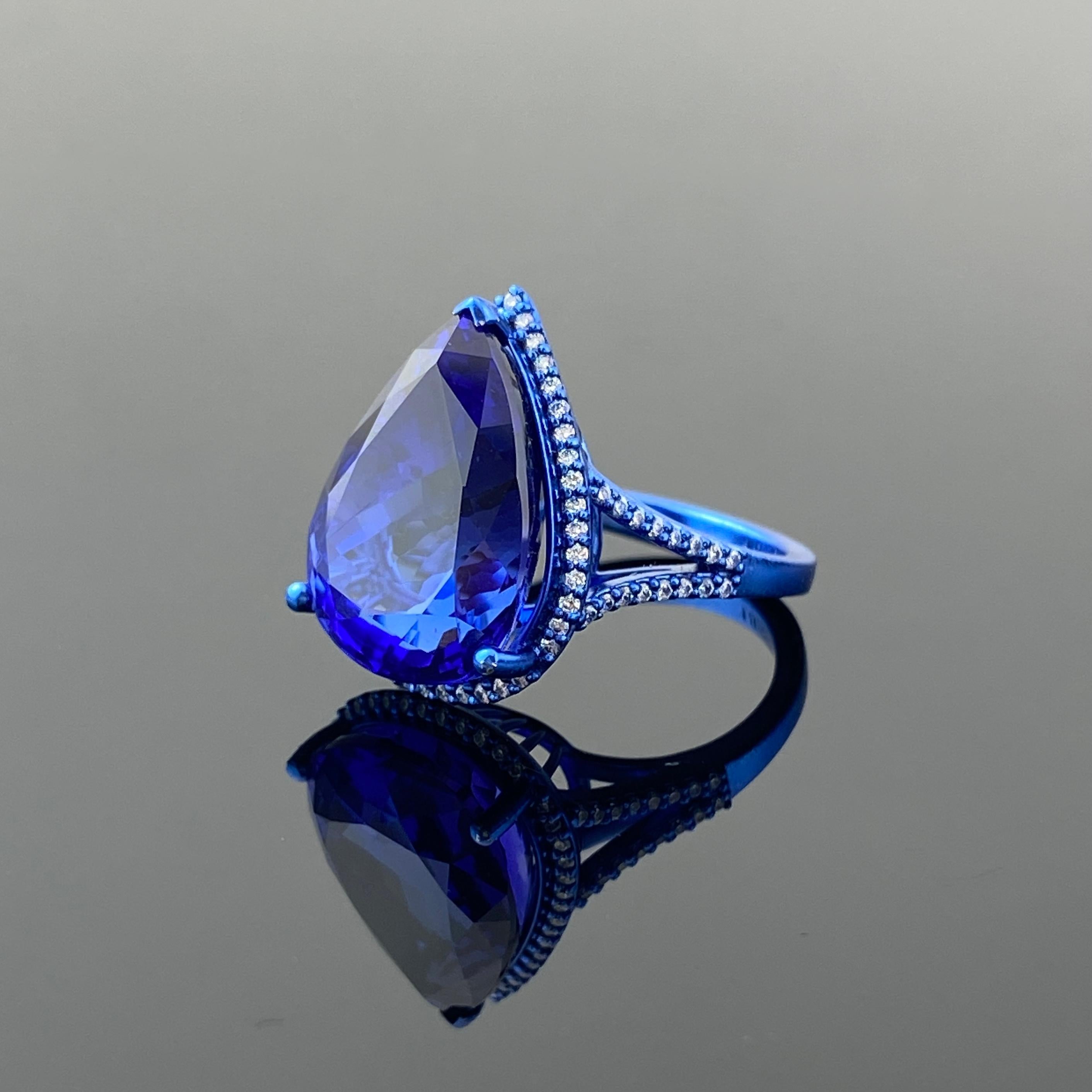 Zertifizierter 14,55 Karat Tansanit und Diamant-Cocktailring aus 18 Karat Weißgold (Tropfenschliff) im Angebot