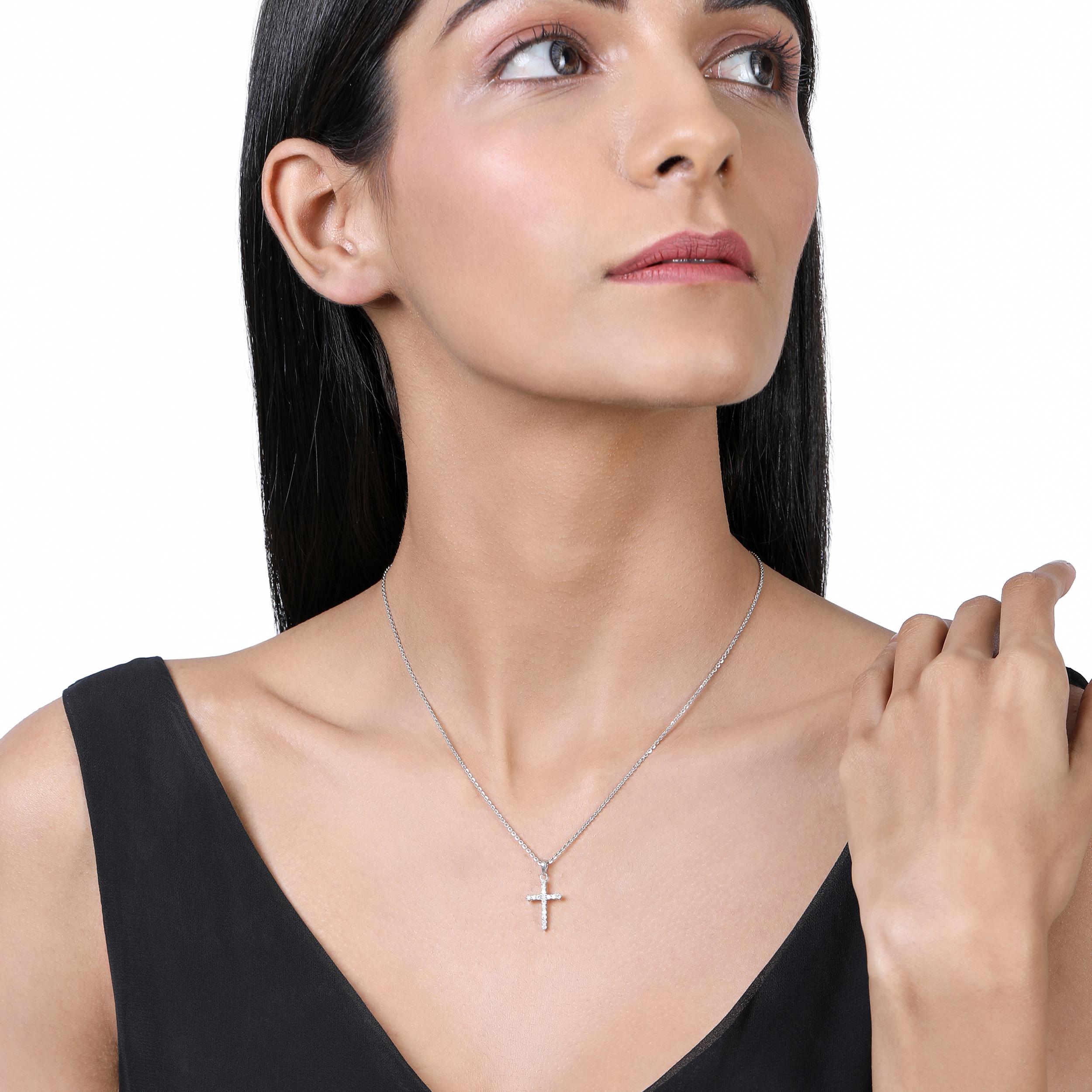 THIS STYLE DOES NOT INCLUDE A CHAIN. Crafted in 0.76 grams of 14K White Gold, the pendant contains 16 stones of Round Diamonds with a total of 0.25 carat in F-G color and I1-I2 carat.

CONTEMPORARY AND TIMELESS ESSENCE: Crafted in 14-karat/18-karat