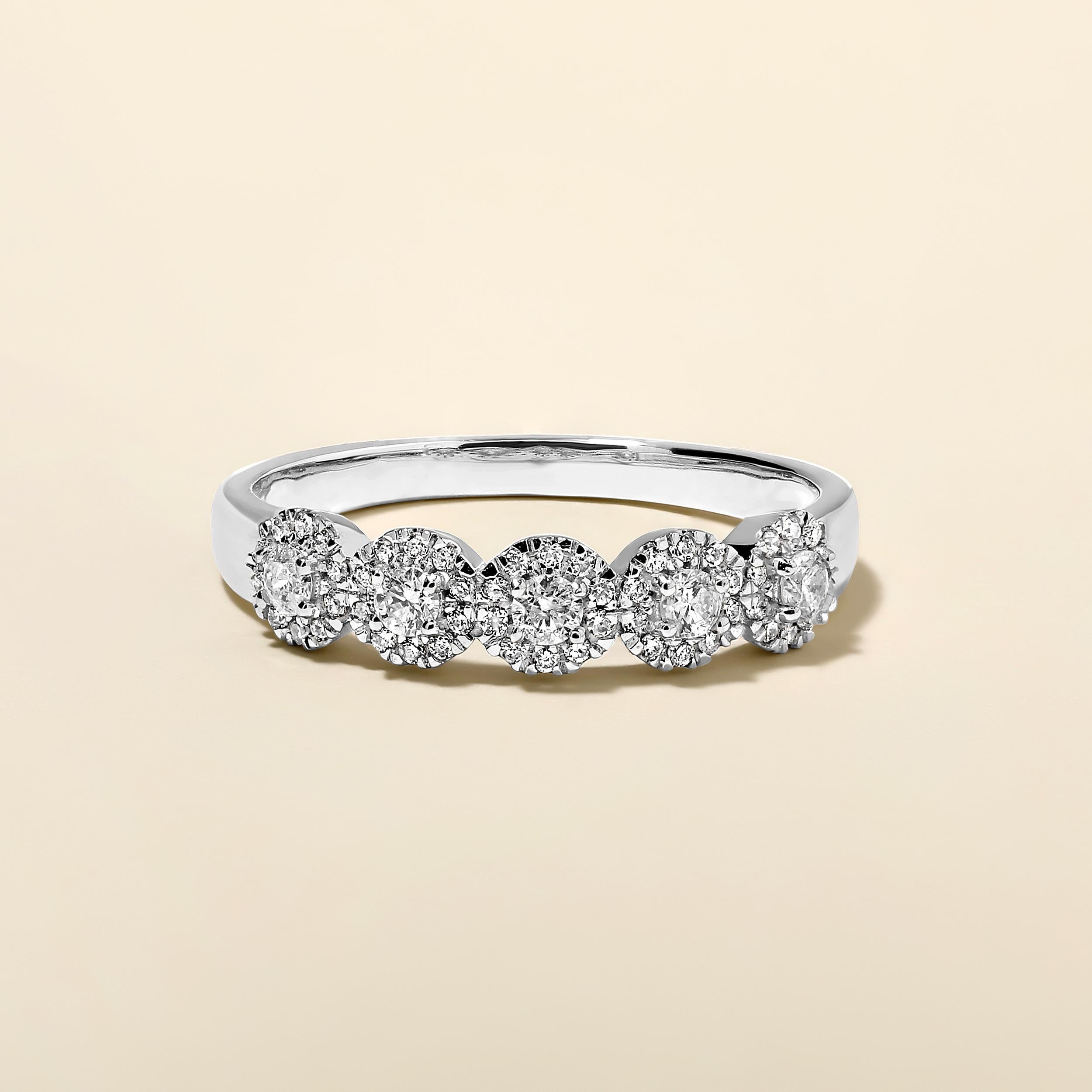 Ring Größe: US 7

Der Ring ist aus 2,54 Gramm 14-karätigem Weißgold gefertigt und enthält 55 runde natürliche Diamanten mit insgesamt 0,34 Karat in der Farbe F-G und der Reinheit I1-I2.

ZEITGENÖSSISCHE UND ZEITLOSE ESSENZ: Gefertigt aus 14 Karat/18