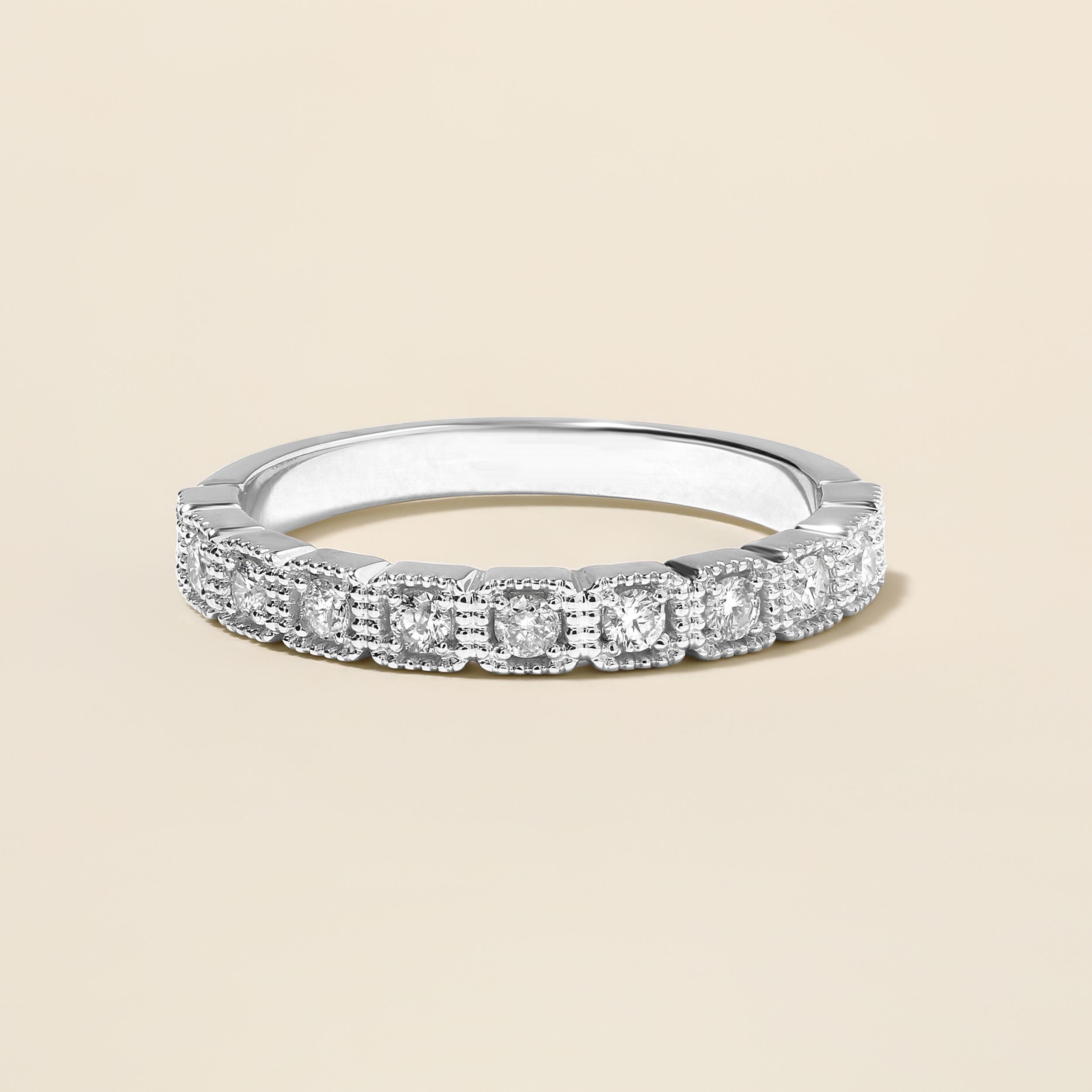 Ring Größe: US 7

Gefertigt in 2,97 Gramm 14K Weißgold, enthält der Ring 11 Steine aus runden natürlichen Diamanten mit insgesamt 0,31 Karat in G-H Farbe und I1-I2 Klarheit.clarity.combined mit 1 Stein aus runden Solitär natürlichen Diamanten mit