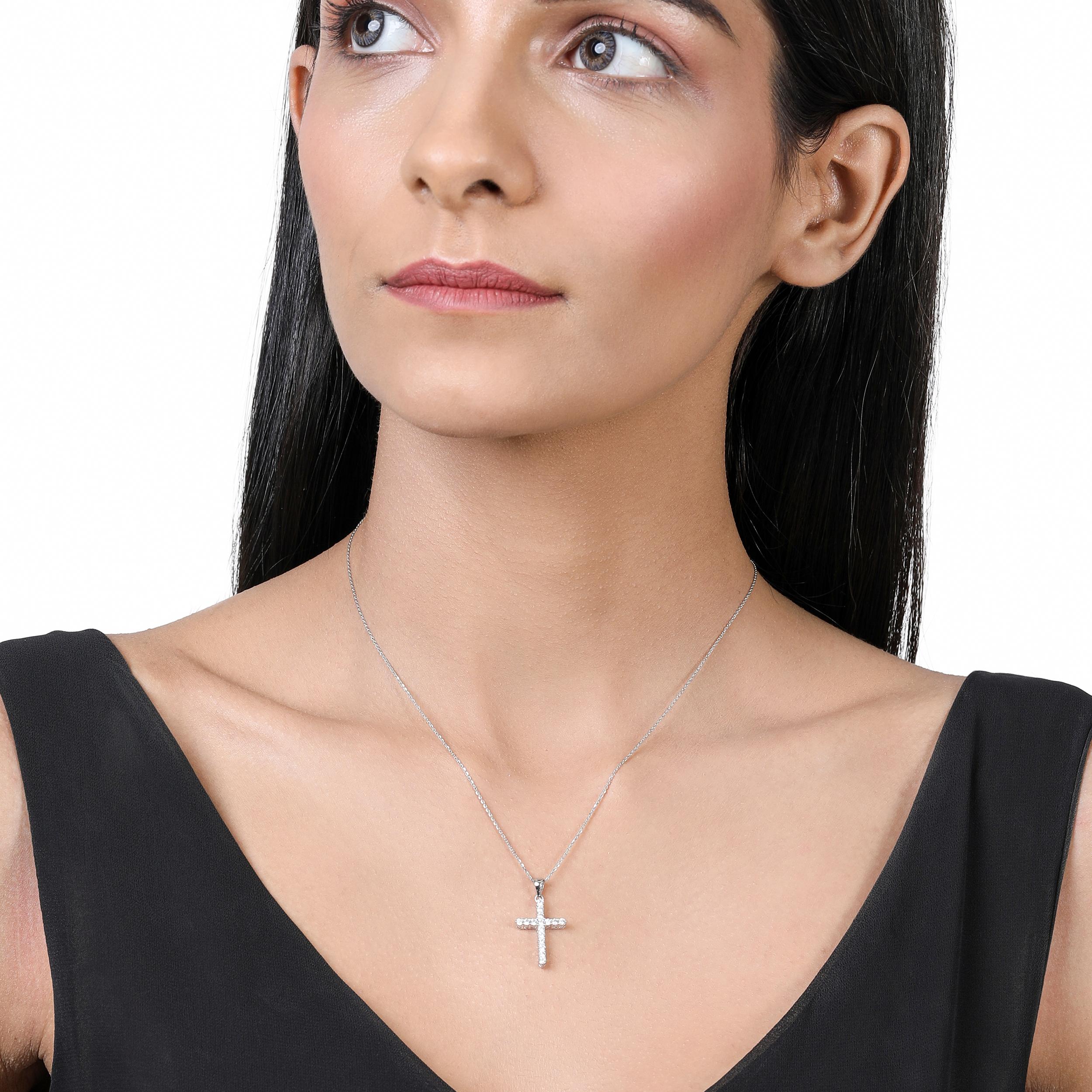 THIS STYLE DOES NOT INCLUDE A CHAIN. Crafted in 1.79 grams of 14K White Gold, the pendant contains 16 stones of Round Diamonds with a total of 0.46 carat in G-H color and SI carat.

CONTEMPORARY AND TIMELESS ESSENCE: Crafted in 14-karat/18-karat