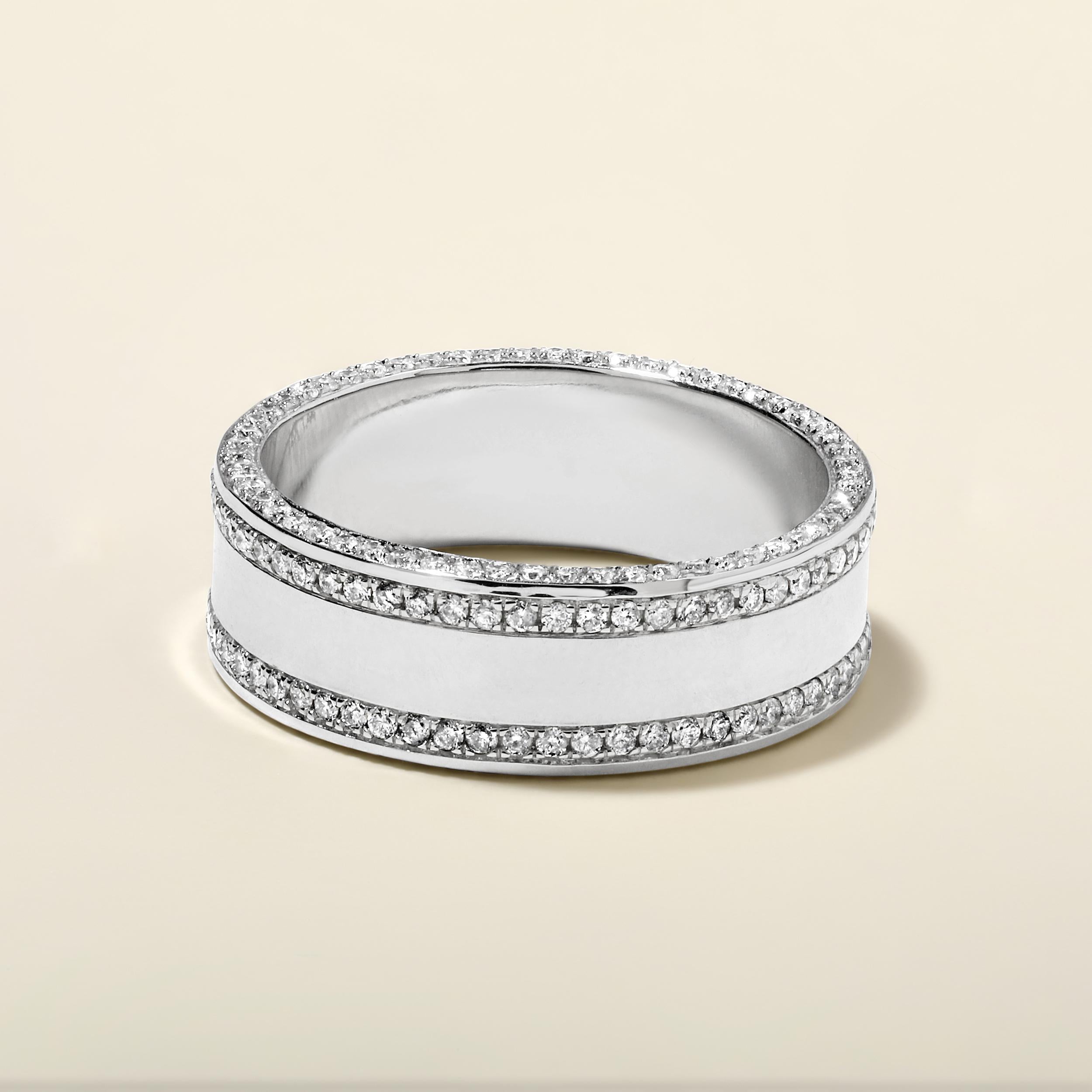 Ring Größe: US 7

Der Ring ist aus 10,64 Gramm 14-karätigem Weißgold gefertigt und enthält 236 runde natürliche Diamanten mit insgesamt 1,44 Karat in der Farbe G-H und der Reinheit I1-I2.

ZEITGENÖSSISCHE UND ZEITLOSE ESSENZ: Gefertigt aus 14