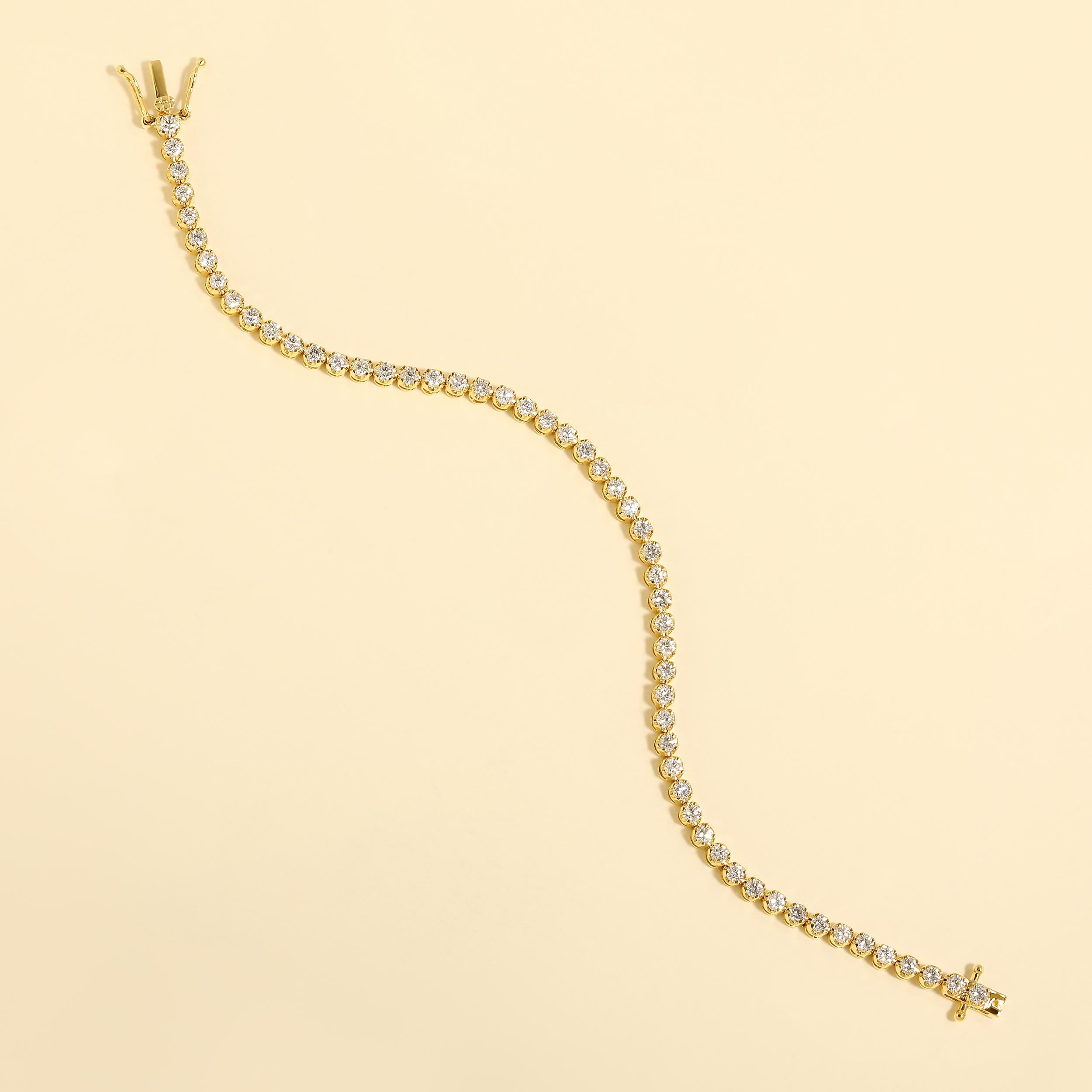 Das Armband besteht aus 9,43 Gramm 14-karätigem Gelbgold und enthält 55 runde natürliche Diamanten mit insgesamt 1,97 Karat in der Farbe F-G und der Reinheit VS-SI. Die Länge des Armbands beträgt 7 Zoll.

ZEITGENÖSSISCHE UND ZEITLOSE ESSENZ: