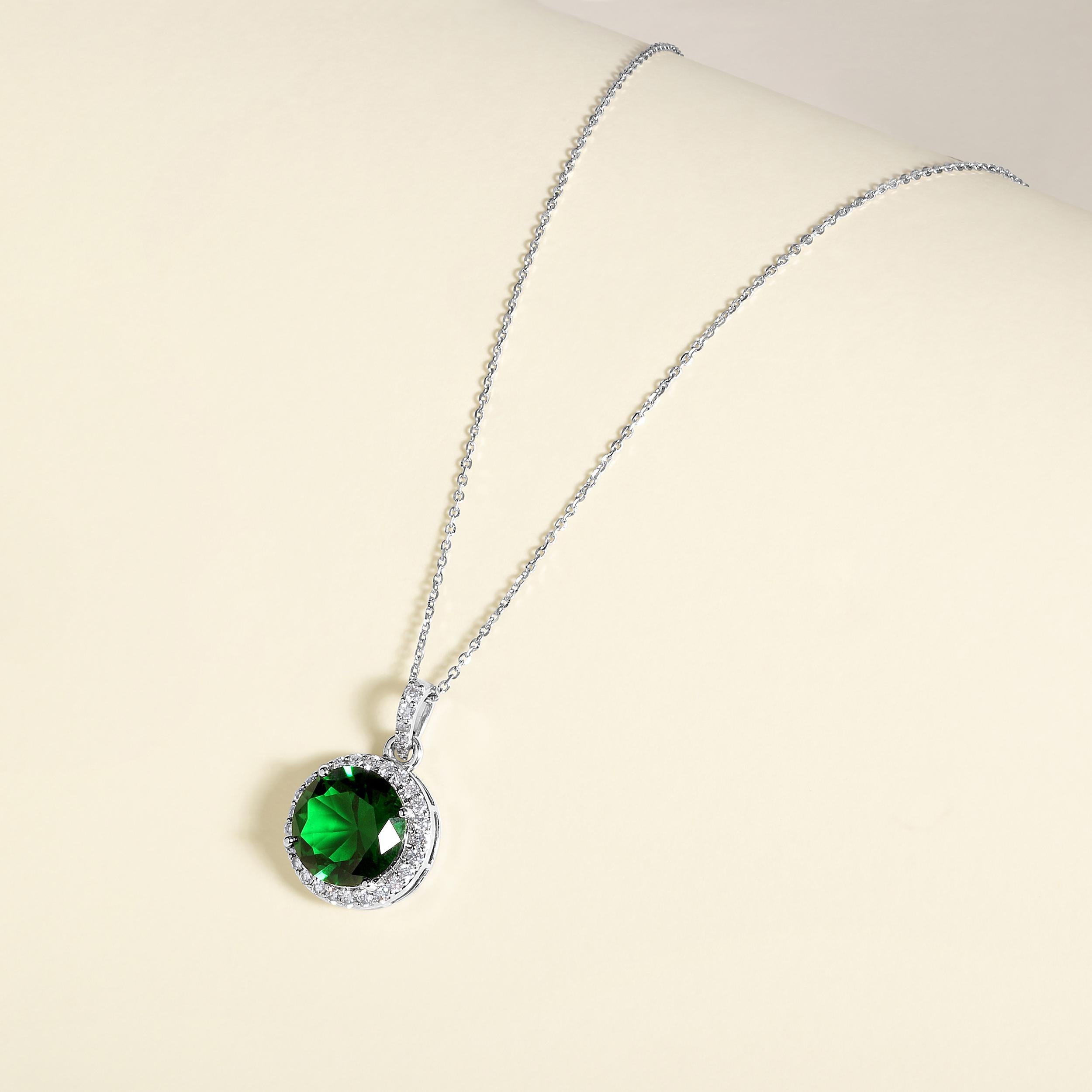 Contemporary Certified 14k Gold 3.2ct Natural Diamond w/ Lab Emerald Round Halo Necklace For Sale
