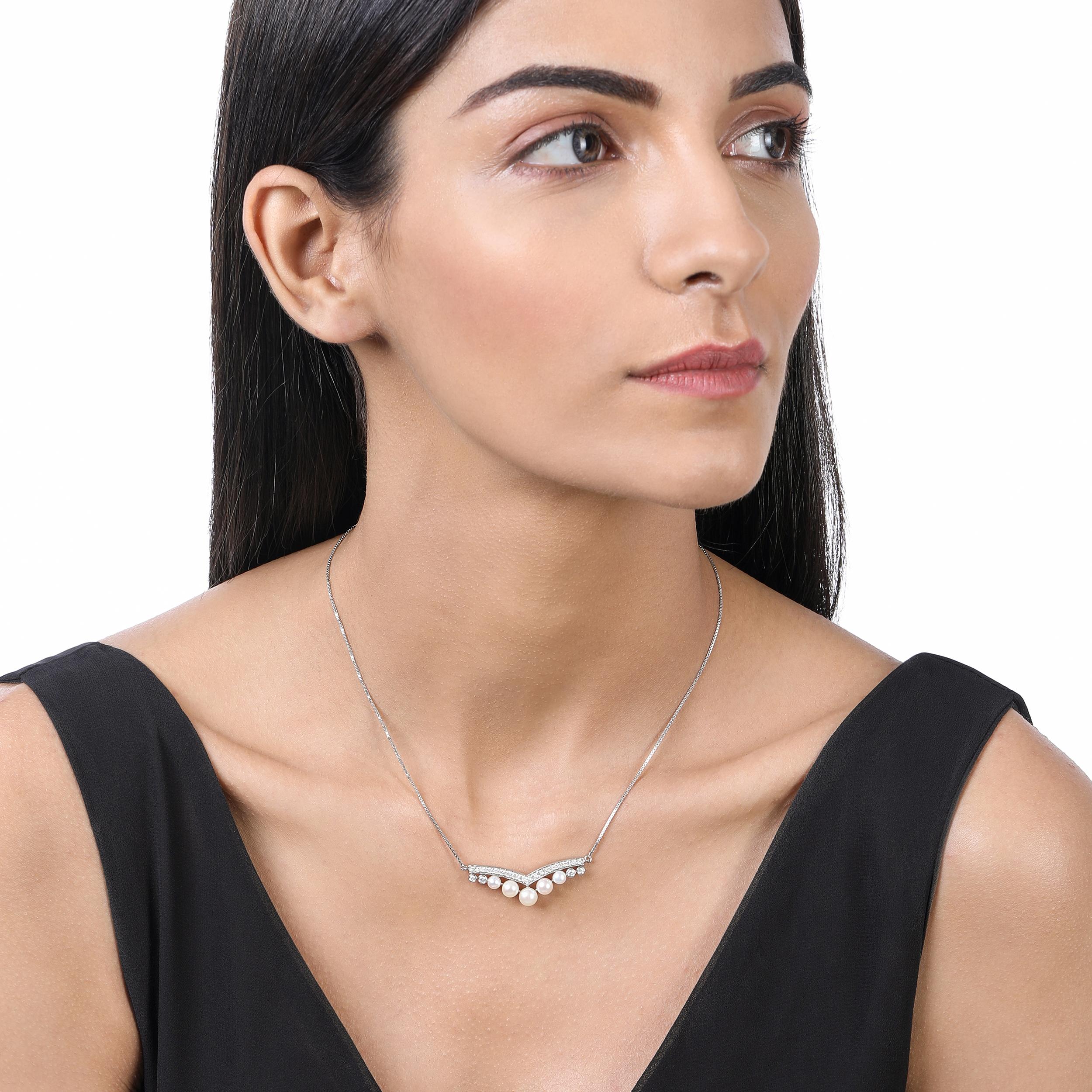 Certified 14k Gold 4.9ct Natural Diamond w/ Cultured Pearls V Curved Necklace In New Condition For Sale In Los Angeles, CA