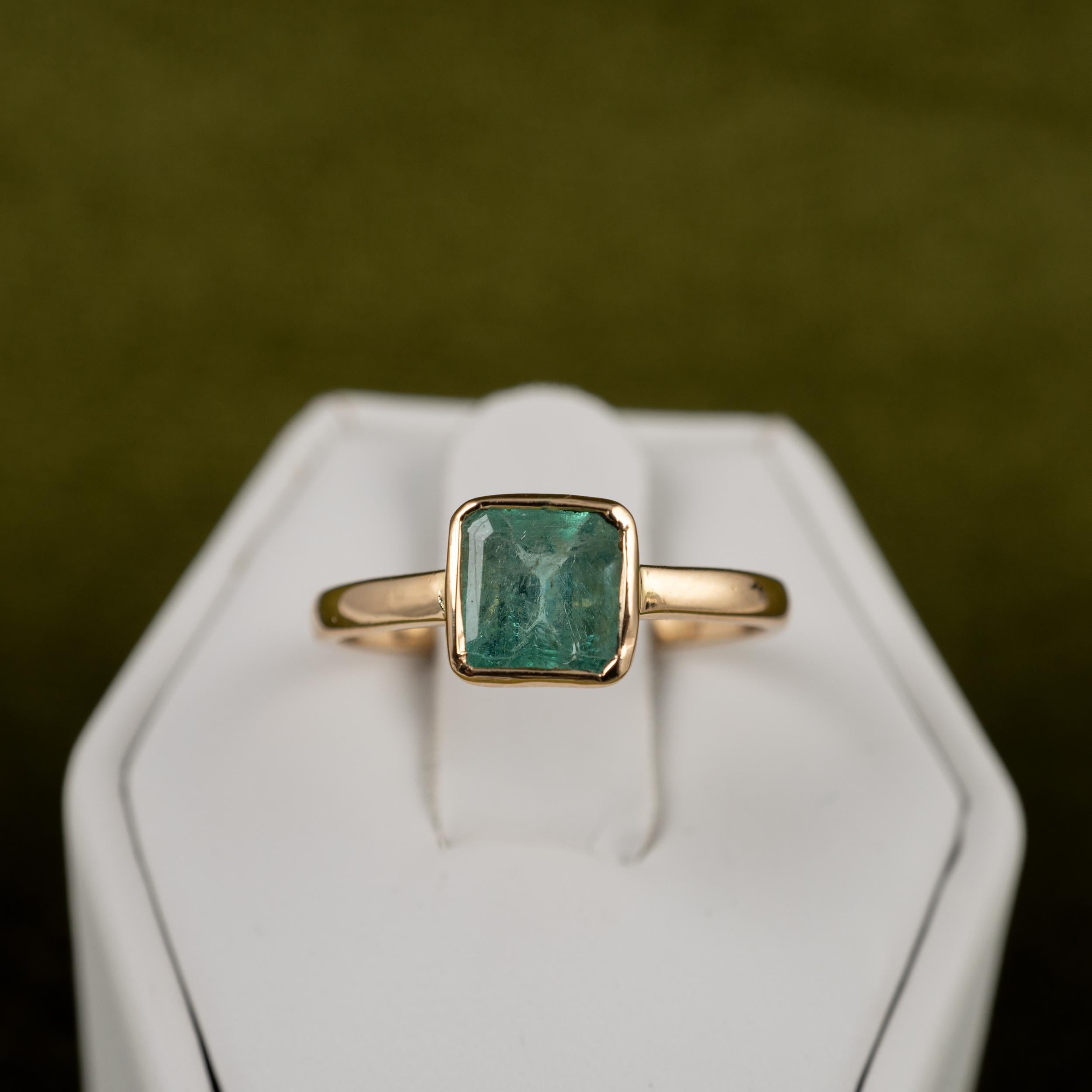 Certified 1.5 Carat Emerald Solitaire Ring 18 Karat Yellow Gold In Excellent Condition In Preston, Lancashire