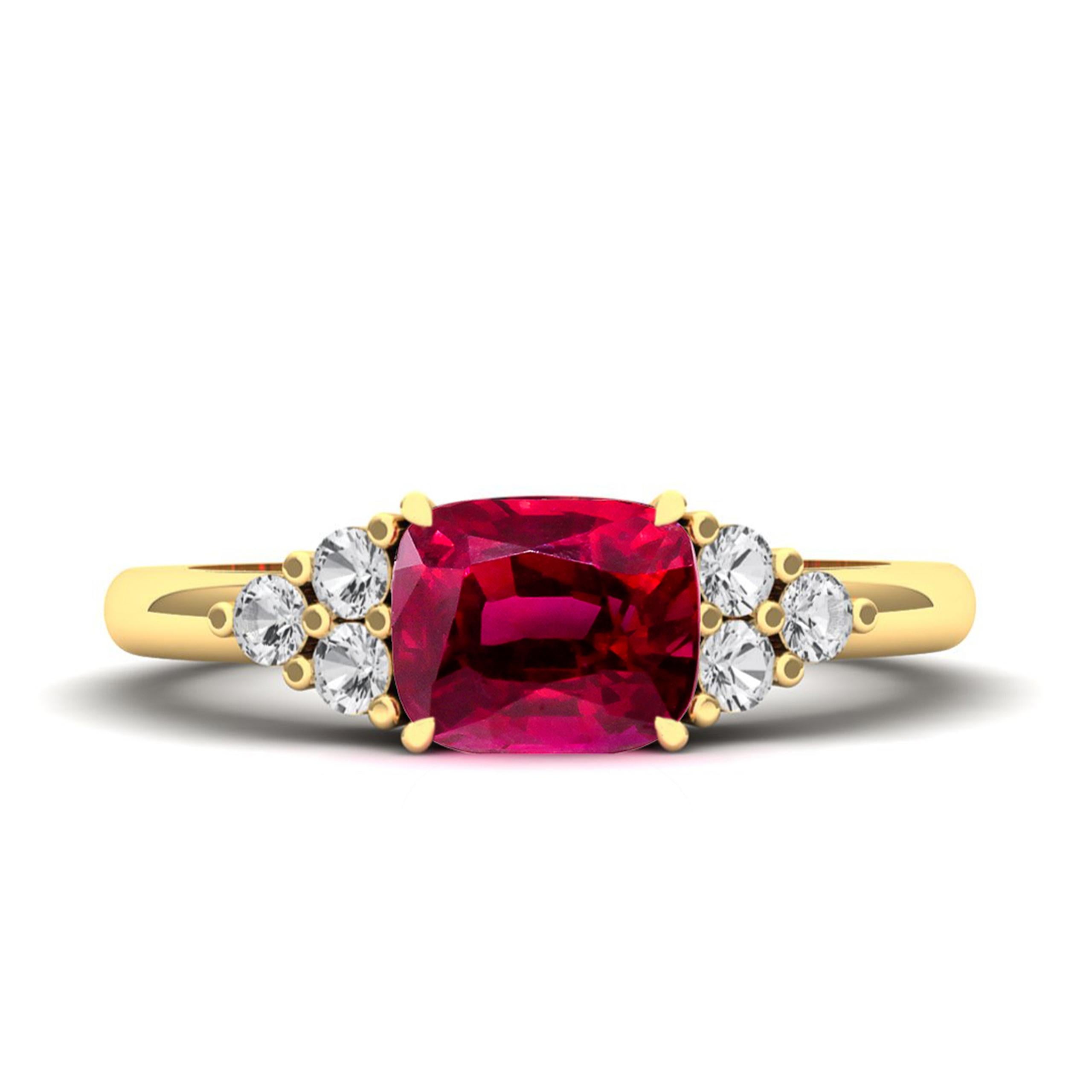 Erleben Sie zeitlose Eleganz mit unserem maßgefertigten Ring mit einem natürlichen, unbehandelten Rubin von 1,55 Karat. Dieses bezaubernde Schmuckstück ist mit konfliktfreien Diamanten besetzt, die in einem seitlichen Cluster-Design gefasst sind.