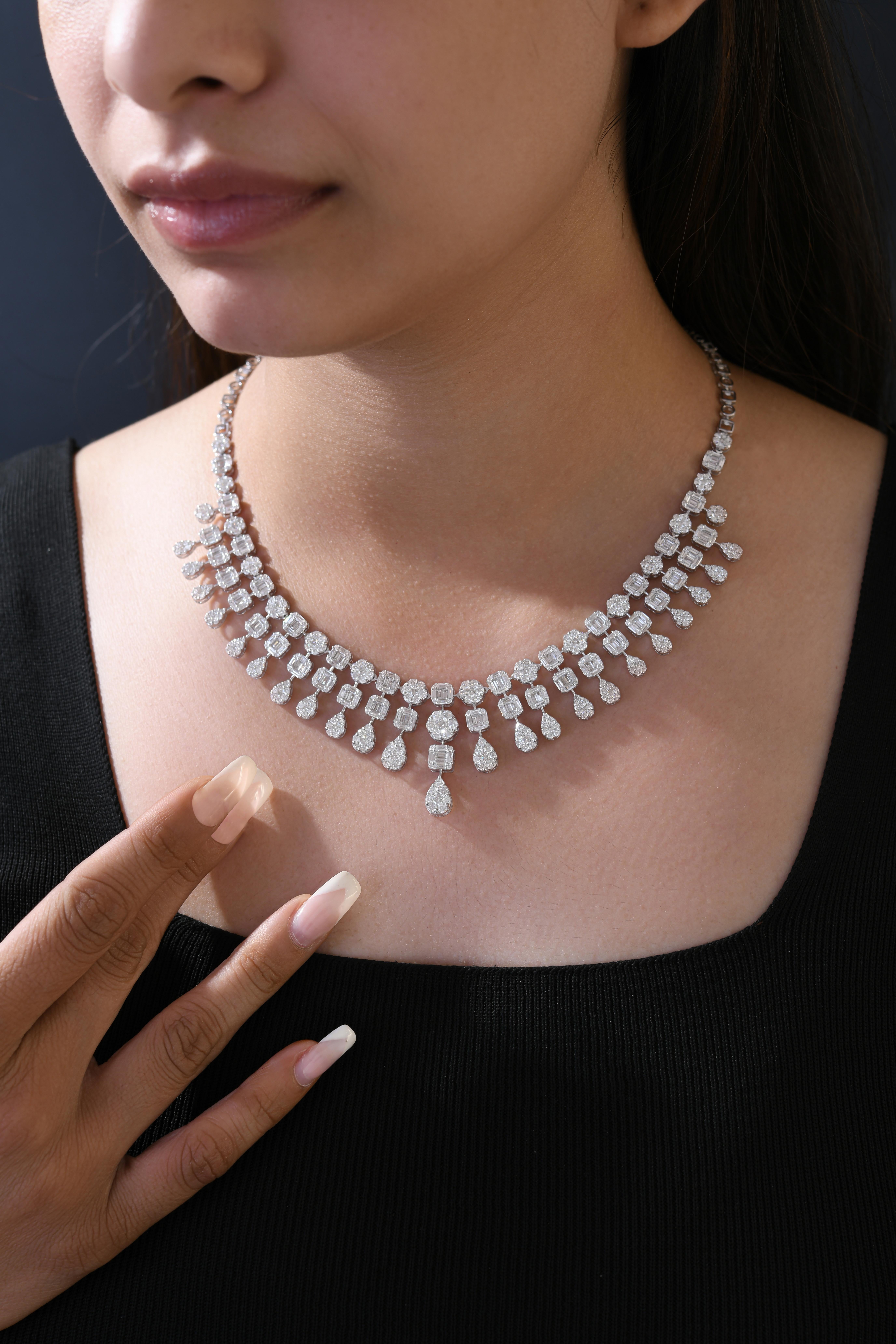 Zertifizierte 15,20 Karat Baguette-Diamant Choker-Halskette aus 18 Karat Weißgold Mit einem wunderschön abgestuften Design aus natürlichen Diamanten im Rund- und Tropfenschliff bildet diese Halskette einen Kaskadeneffekt, der aus jedem Blickwinkel