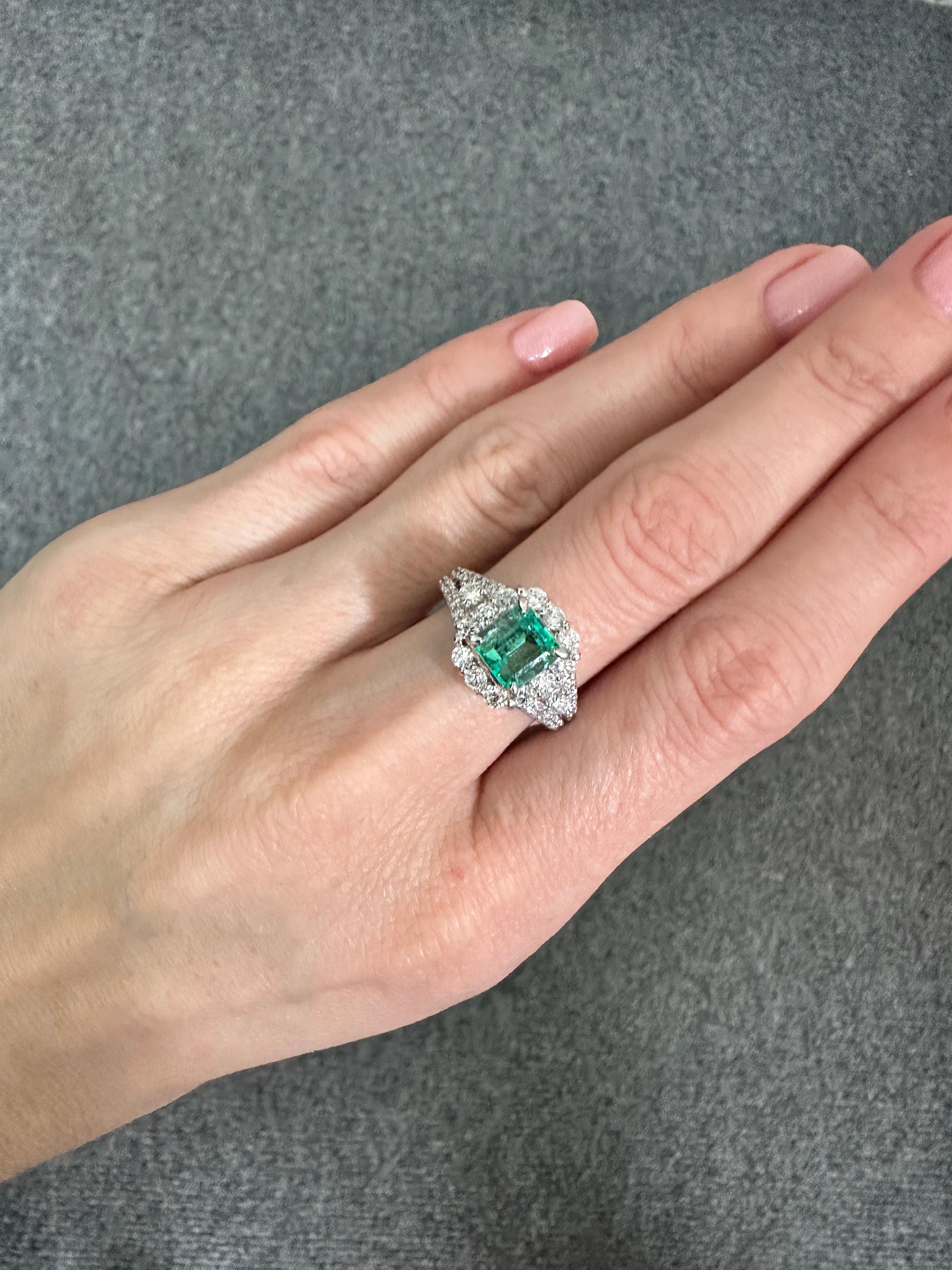 Certified 1.53 Carat Emerald and Diamond Engagement Ring In New Condition For Sale In Bangkok, Thailand