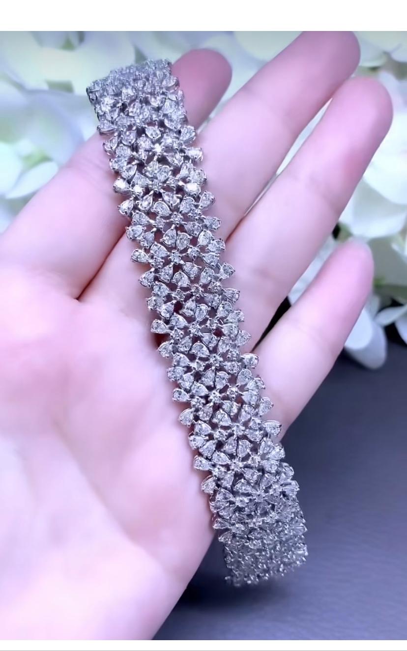 An exquisite bracelet in contemporary design by Italian designer, so essential and sophisticated, a very piece of modern art, ideal for glamour ladies.
Bracelet come in 18k gold with 207 pieces of natural diamonds in pear cut of 13,20 carats, and 69