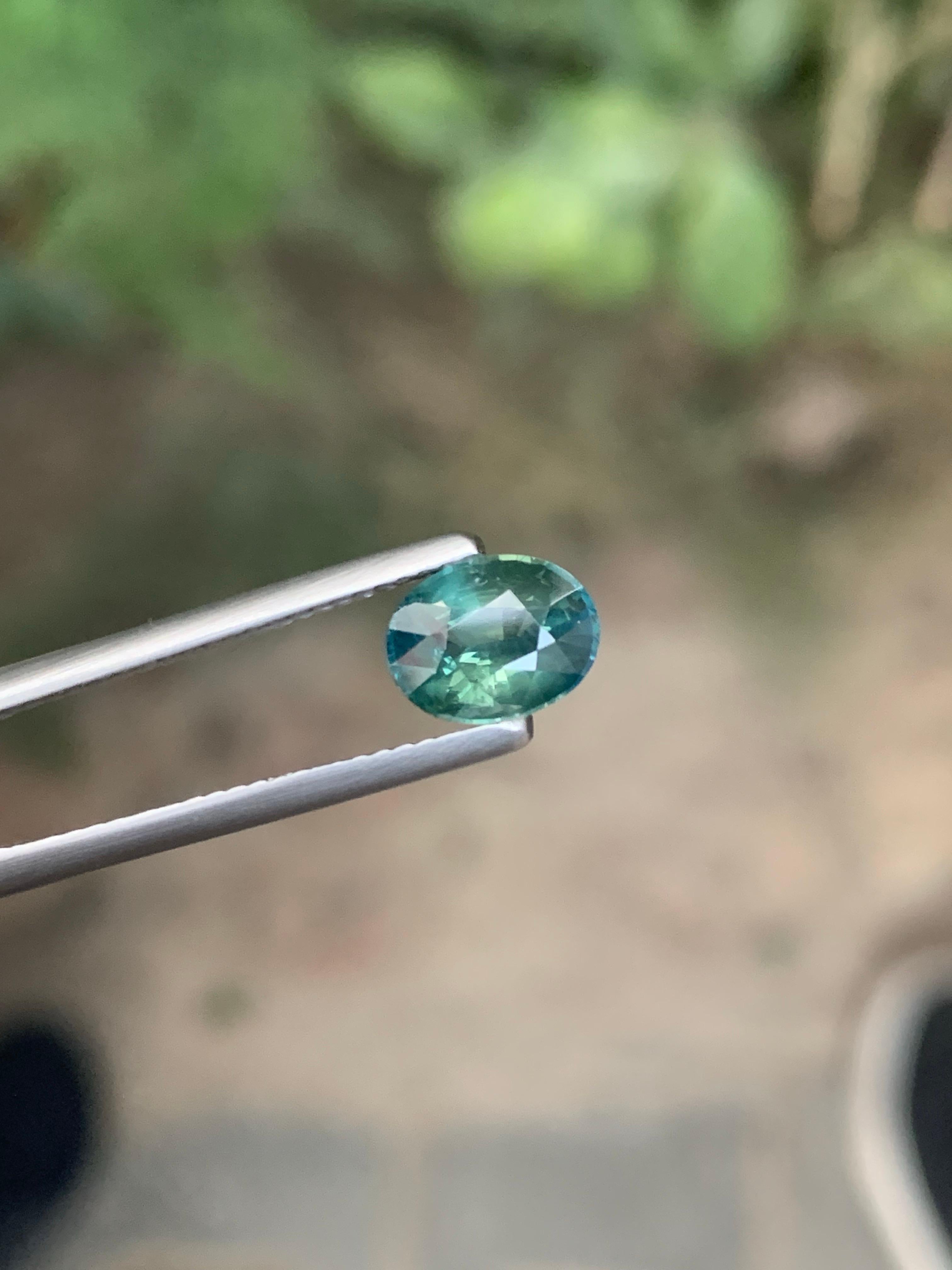 Certified 1.54 Carat Natural Loose Teal Sapphire Oval Shape Gem from Madagascar (saphir sarcelle en vrac de forme ovale de Madagascar) en vente 4