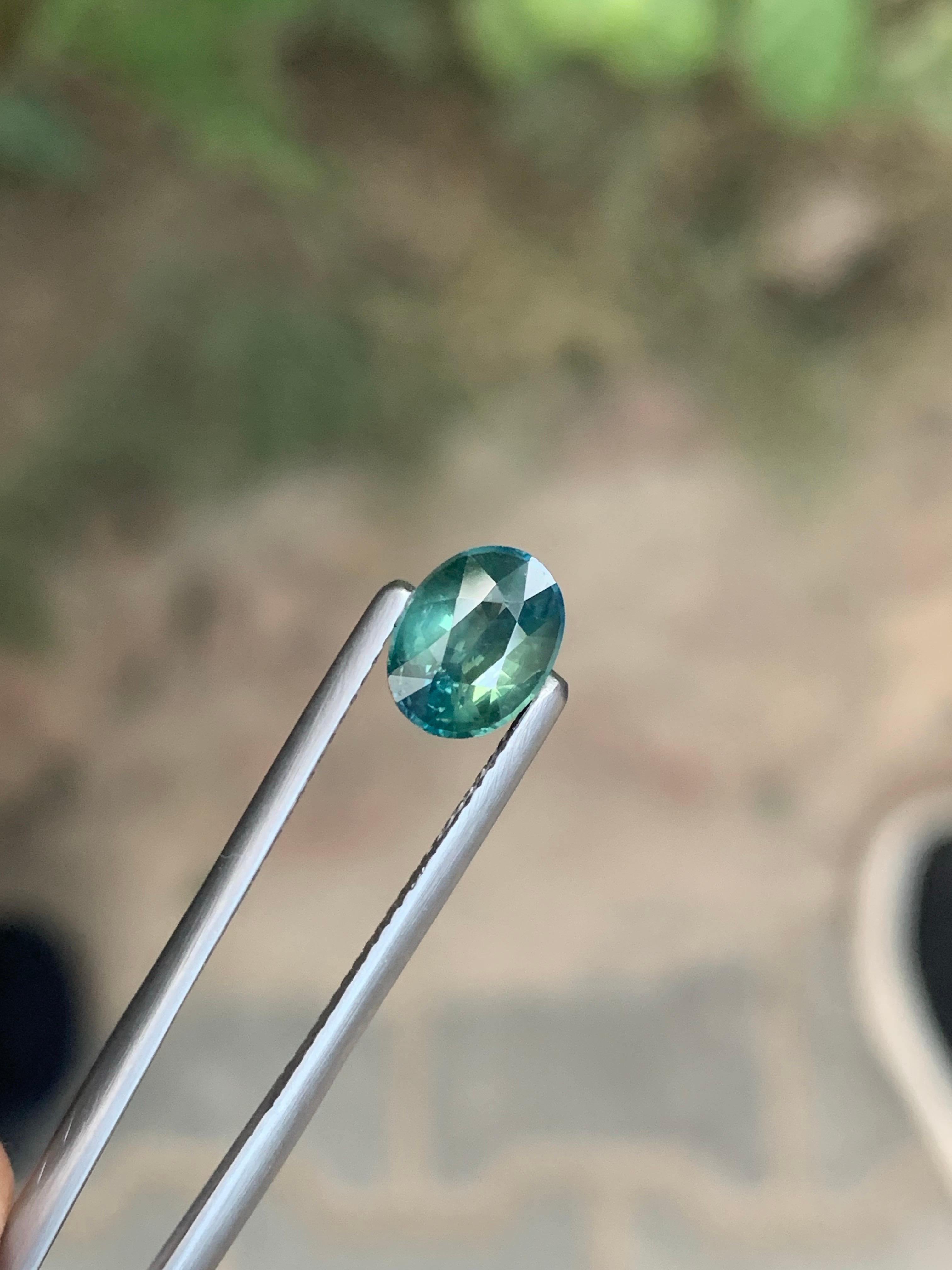 Certified 1.54 Carat Natural Loose Teal Sapphire Oval Shape Gem from Madagascar (saphir sarcelle en vrac de forme ovale de Madagascar) Unisexe en vente