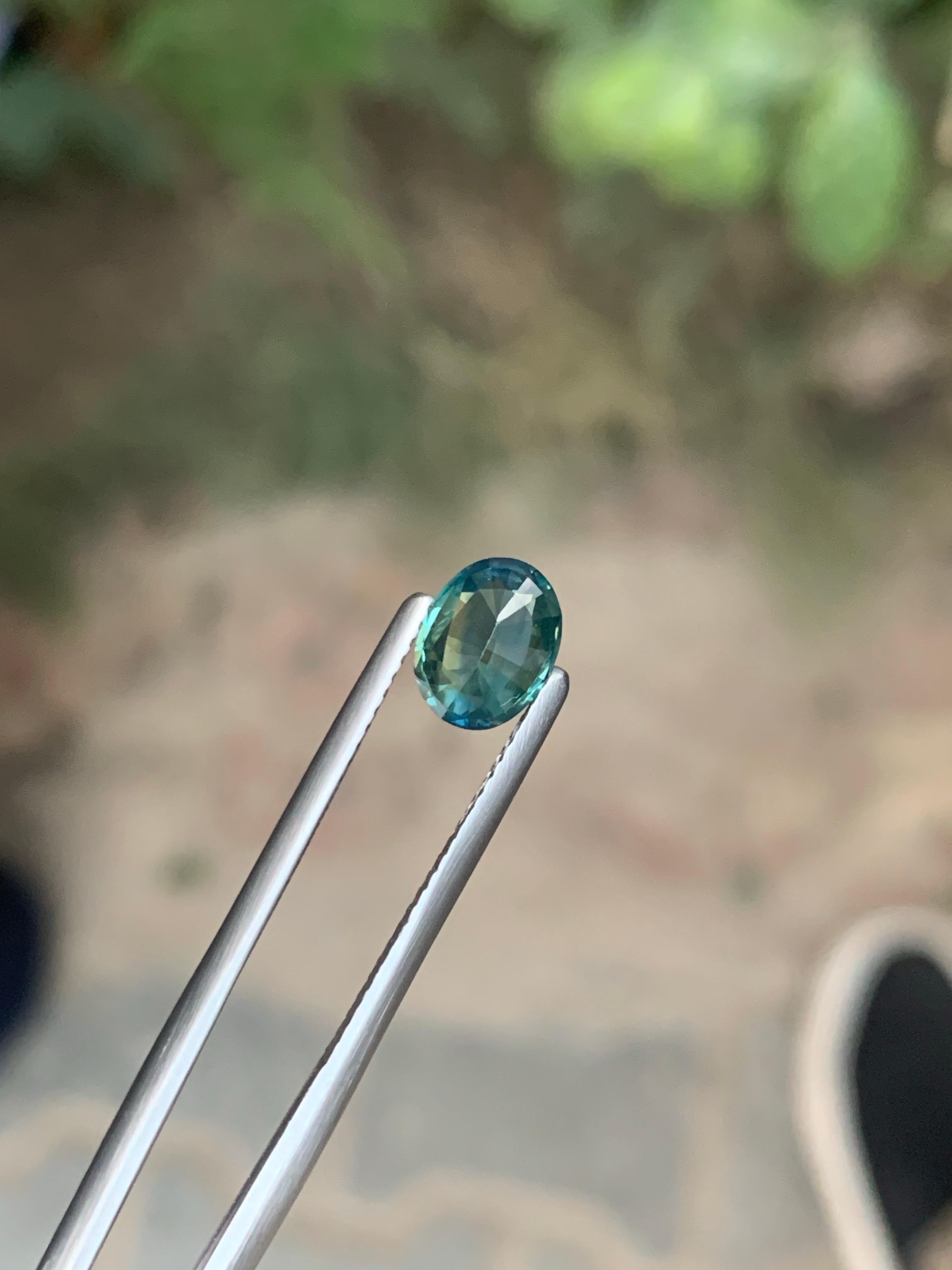 Certified 1.54 Carat Natural Loose Teal Sapphire Oval Shape Gem from Madagascar (saphir sarcelle en vrac de forme ovale de Madagascar) en vente 1