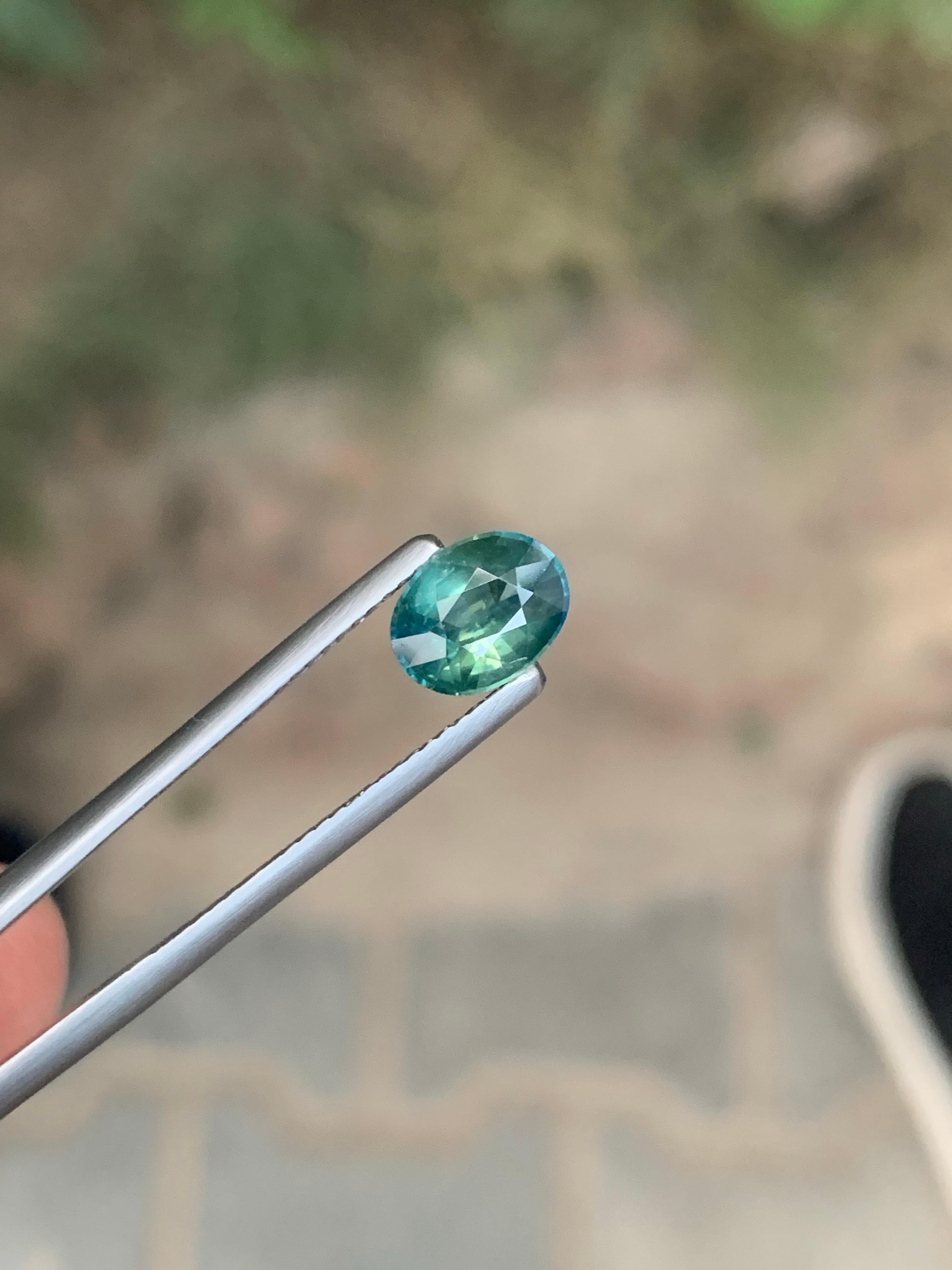 Certified 1.54 Carat Natural Loose Teal Sapphire Oval Shape Gem from Madagascar (saphir sarcelle en vrac de forme ovale de Madagascar) en vente 2