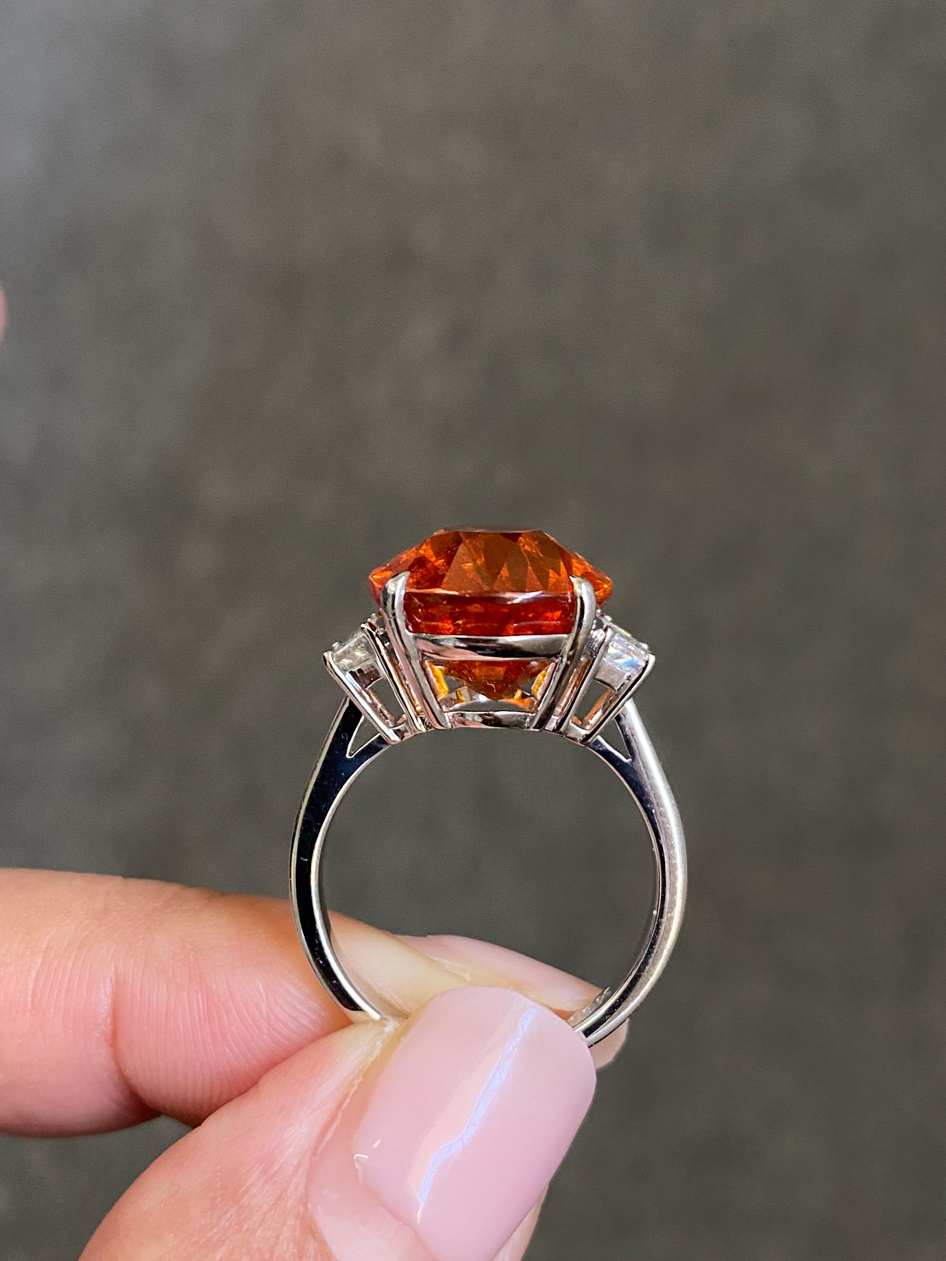 Zertifizierter 15,48 Karat natürlicher Mandarin-Granat und Diamantring mit drei Steinen (Moderne) im Angebot