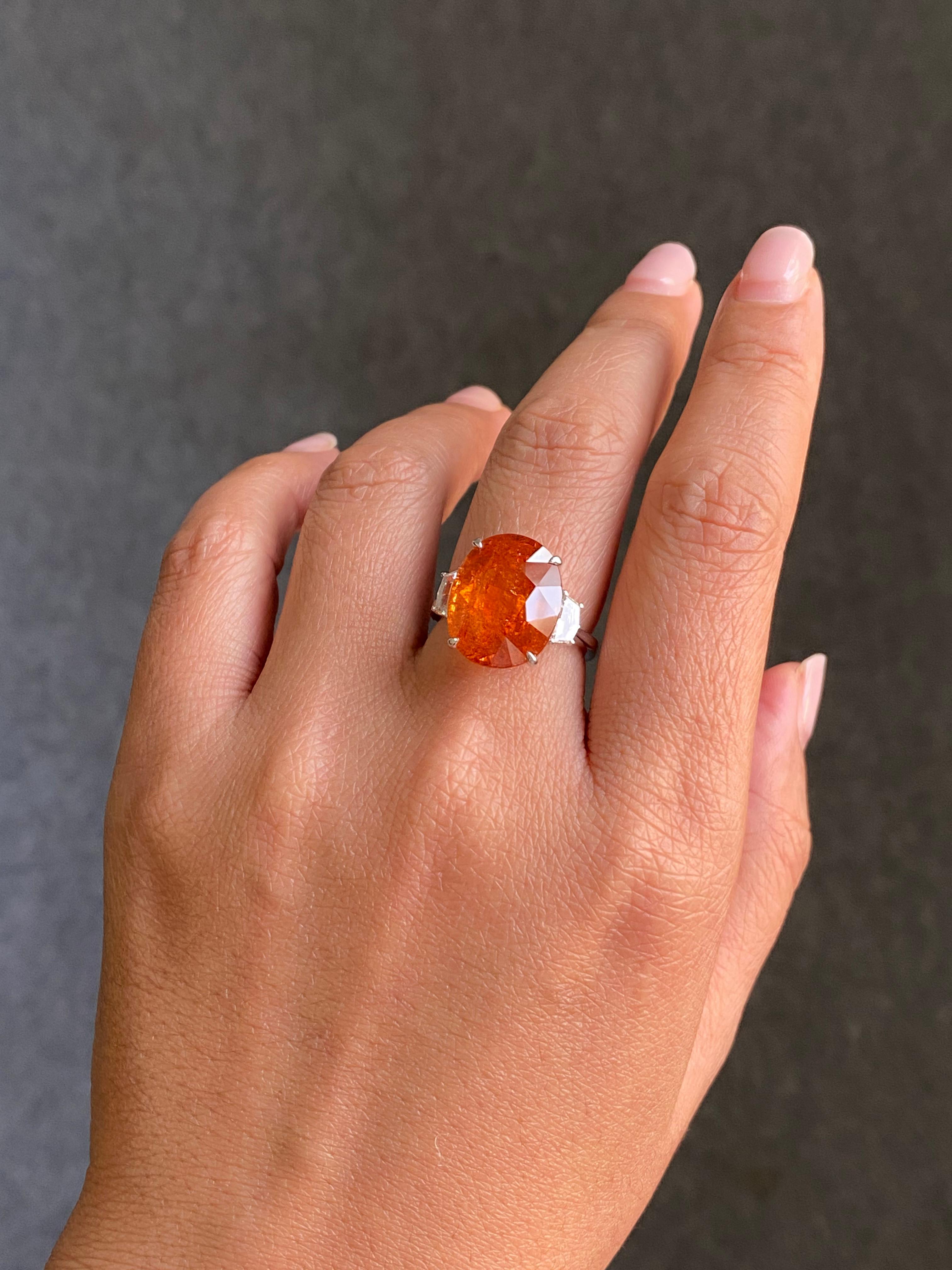 Zertifizierter 15,48 Karat natürlicher Mandarin-Granat und Diamantring mit drei Steinen (Ovalschliff) im Angebot