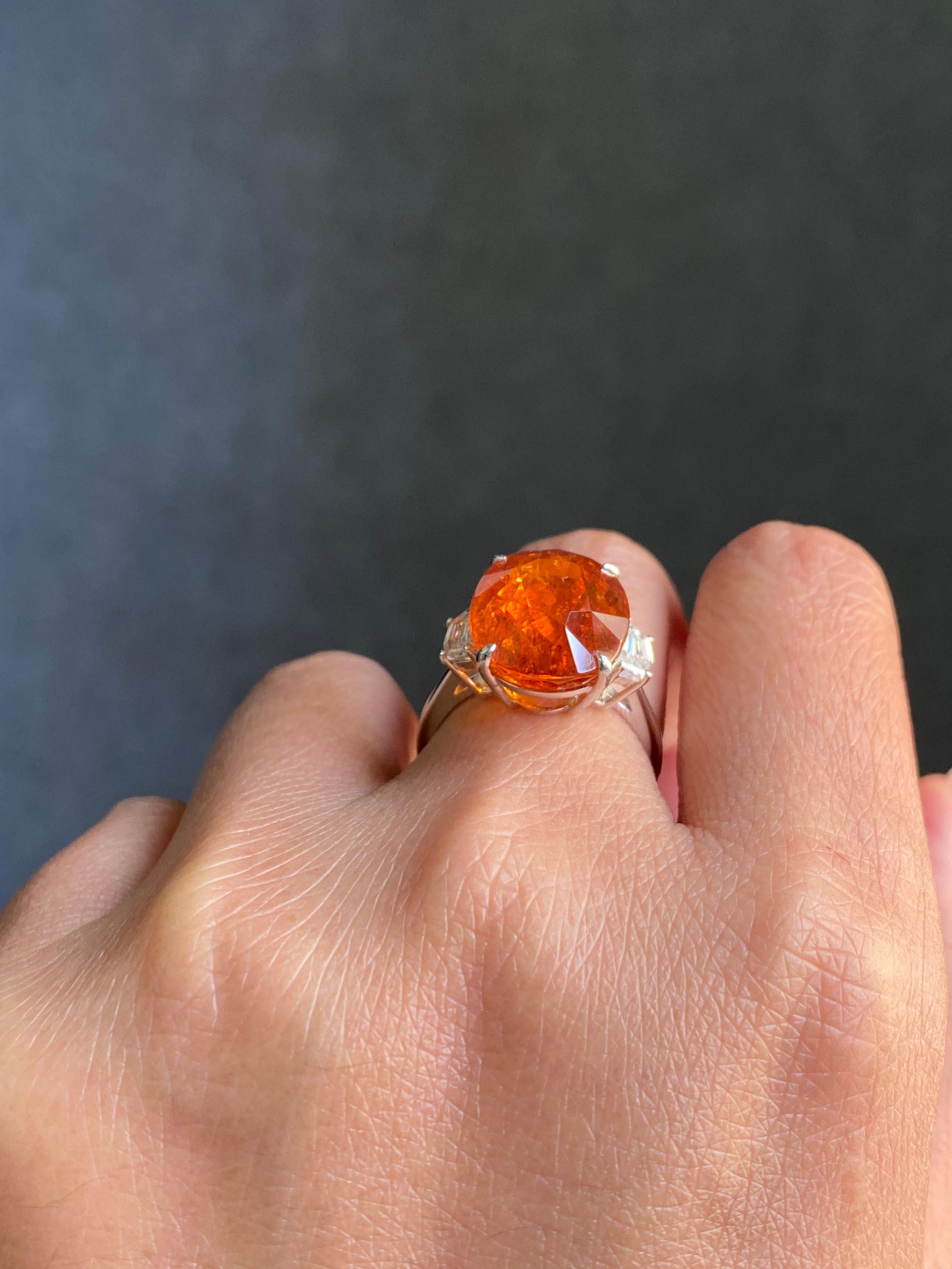 Zertifizierter 15,48 Karat natürlicher Mandarin-Granat und Diamantring mit drei Steinen im Zustand „Neu“ im Angebot in Bangkok, Thailand