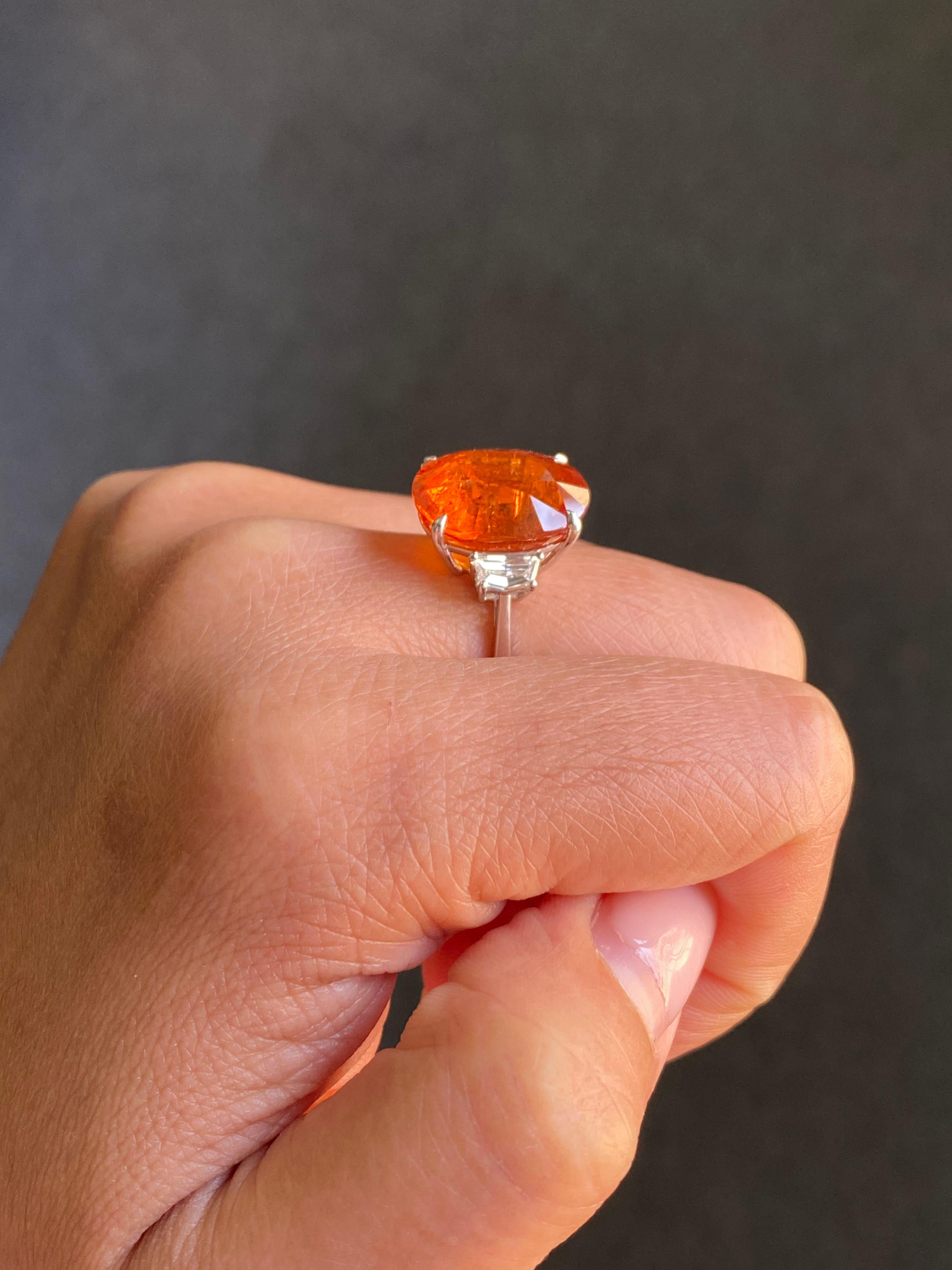 Zertifizierter 15,48 Karat natürlicher Mandarin-Granat und Diamantring mit drei Steinen für Damen oder Herren im Angebot