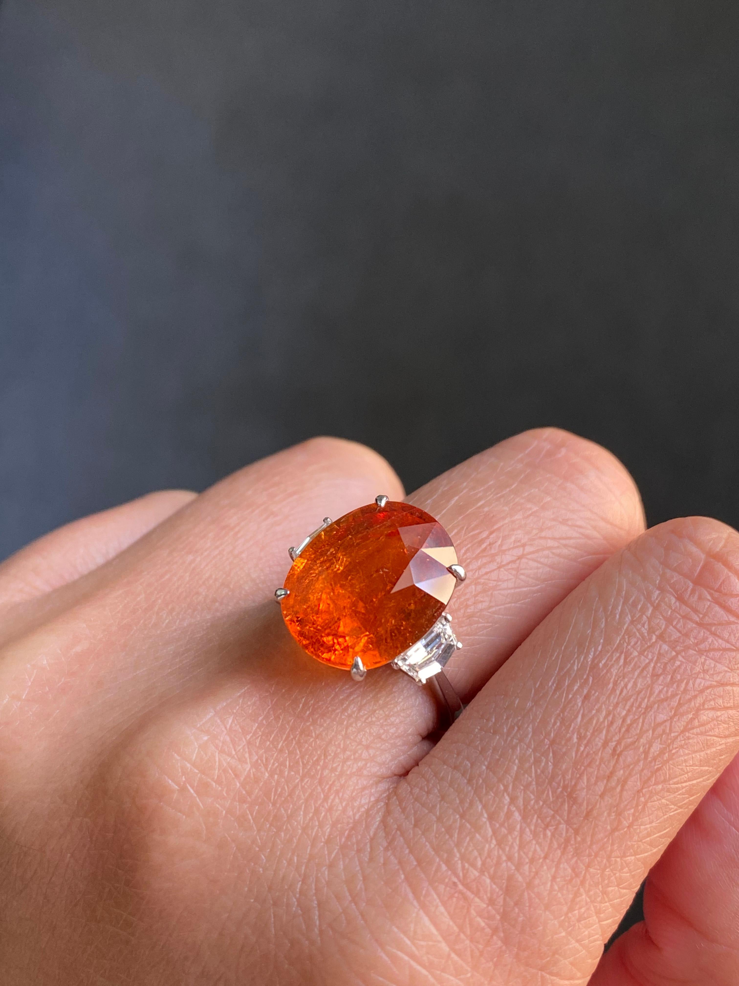 Zertifizierter 15,48 Karat natürlicher Mandarin-Granat und Diamantring mit drei Steinen im Angebot 1