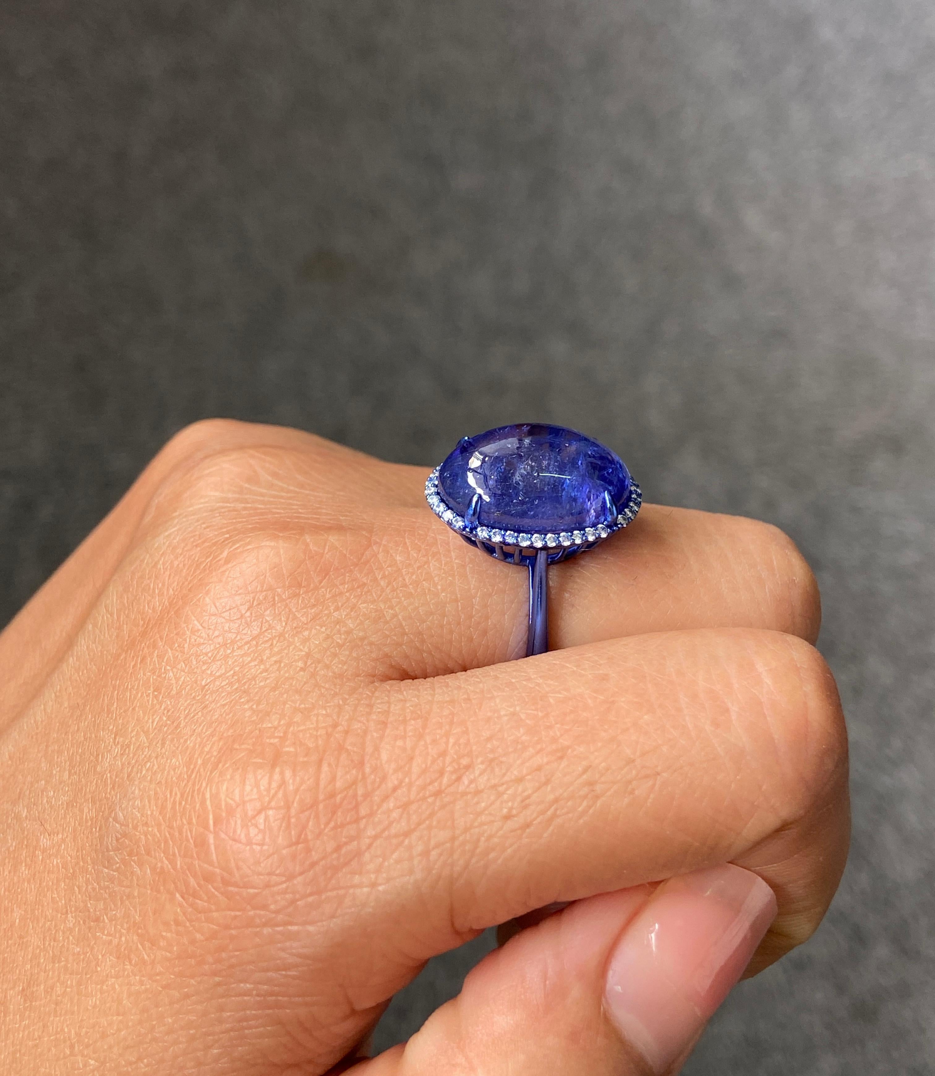 Femenino o masculino Anillo de cóctel de oro de 18 K con cabujón de tanzanita y diamantes certificados de 15,61 quilates en venta