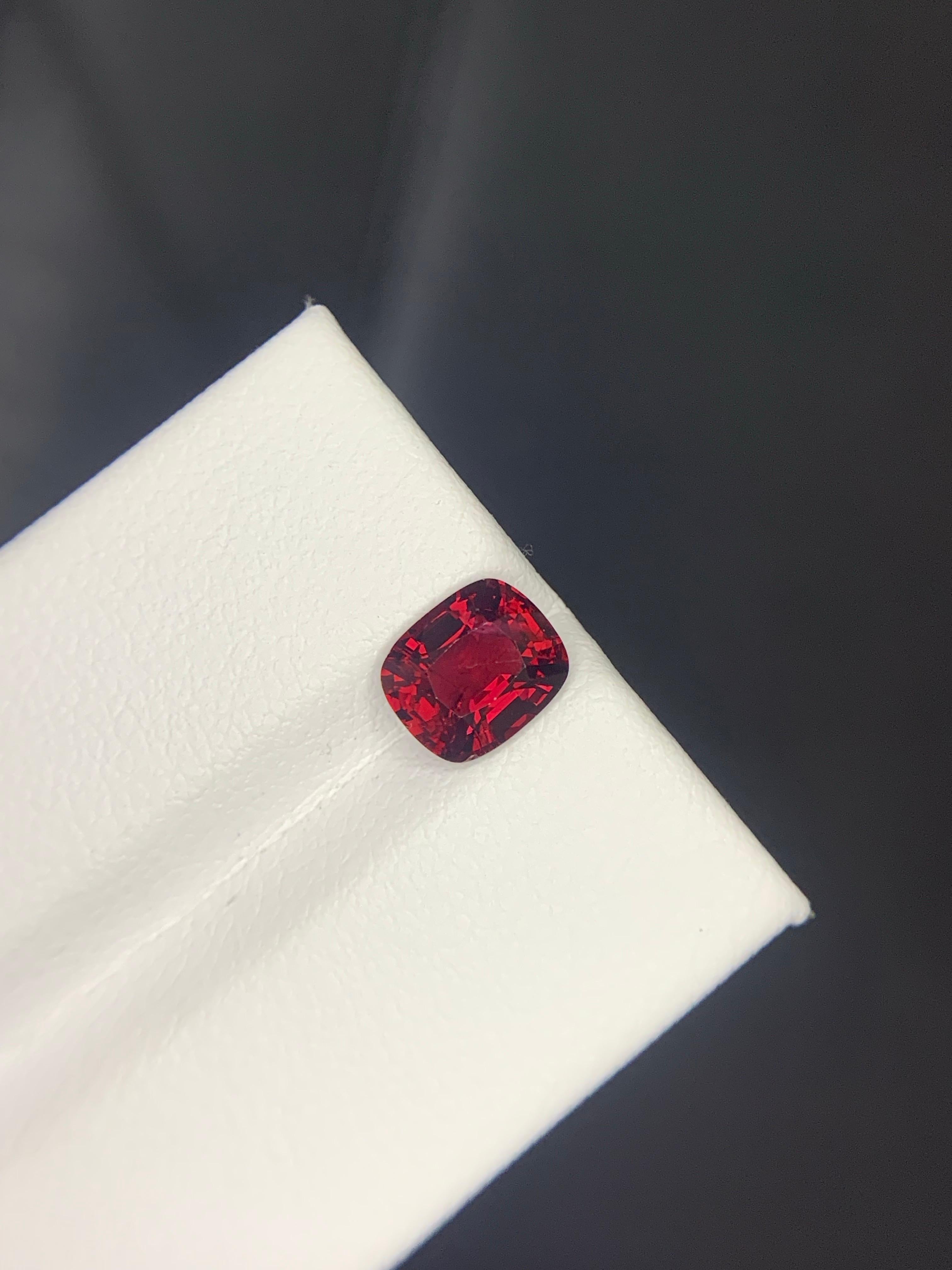 Gemma naturale sciolta con taglio a cuscino di spinello rosso certificata da 1,57 carati proveniente dalla Tanzania in vendita 4