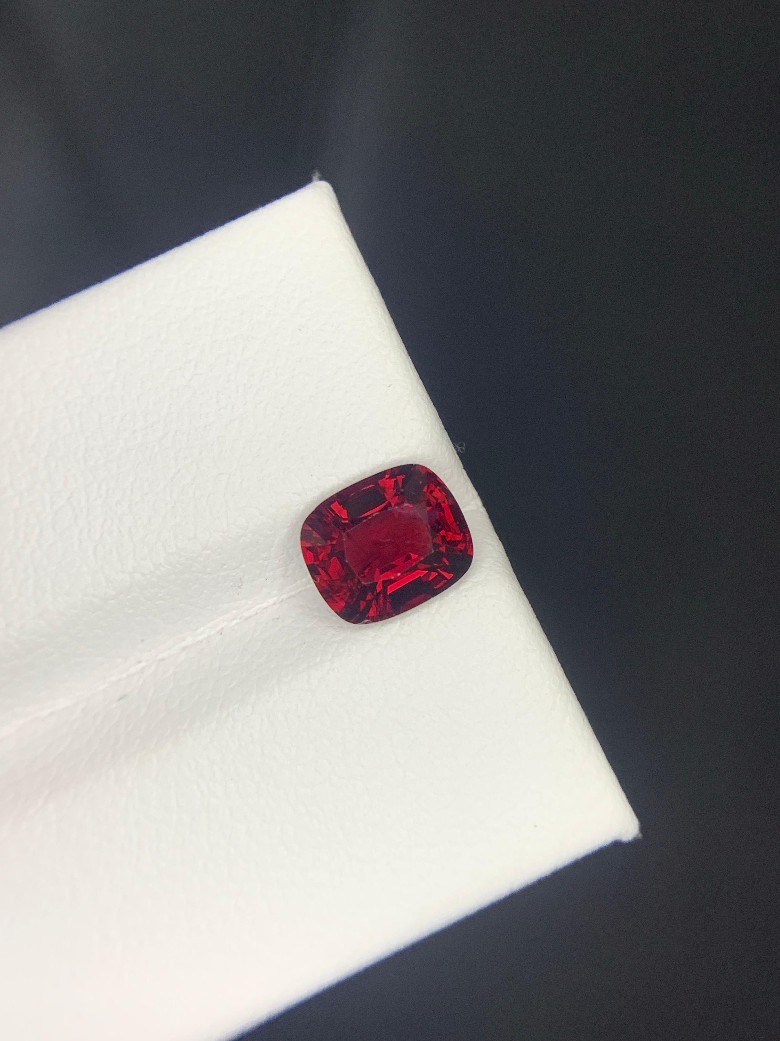 Gemma naturale sciolta con taglio a cuscino di spinello rosso certificata da 1,57 carati proveniente dalla Tanzania in vendita 6