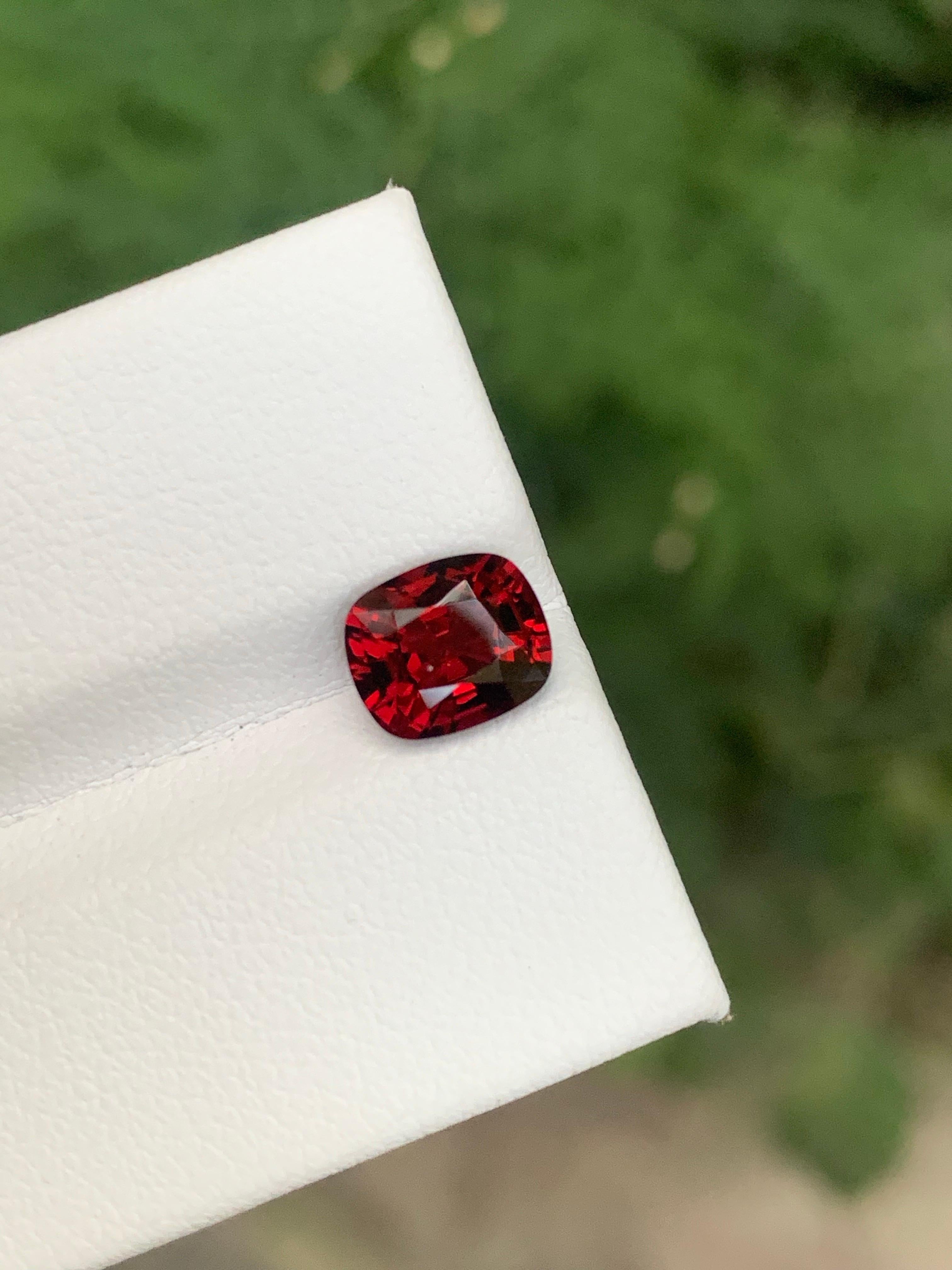 Arts and Crafts Gemma naturale sciolta con taglio a cuscino di spinello rosso certificata da 1,57 carati proveniente dalla Tanzania in vendita