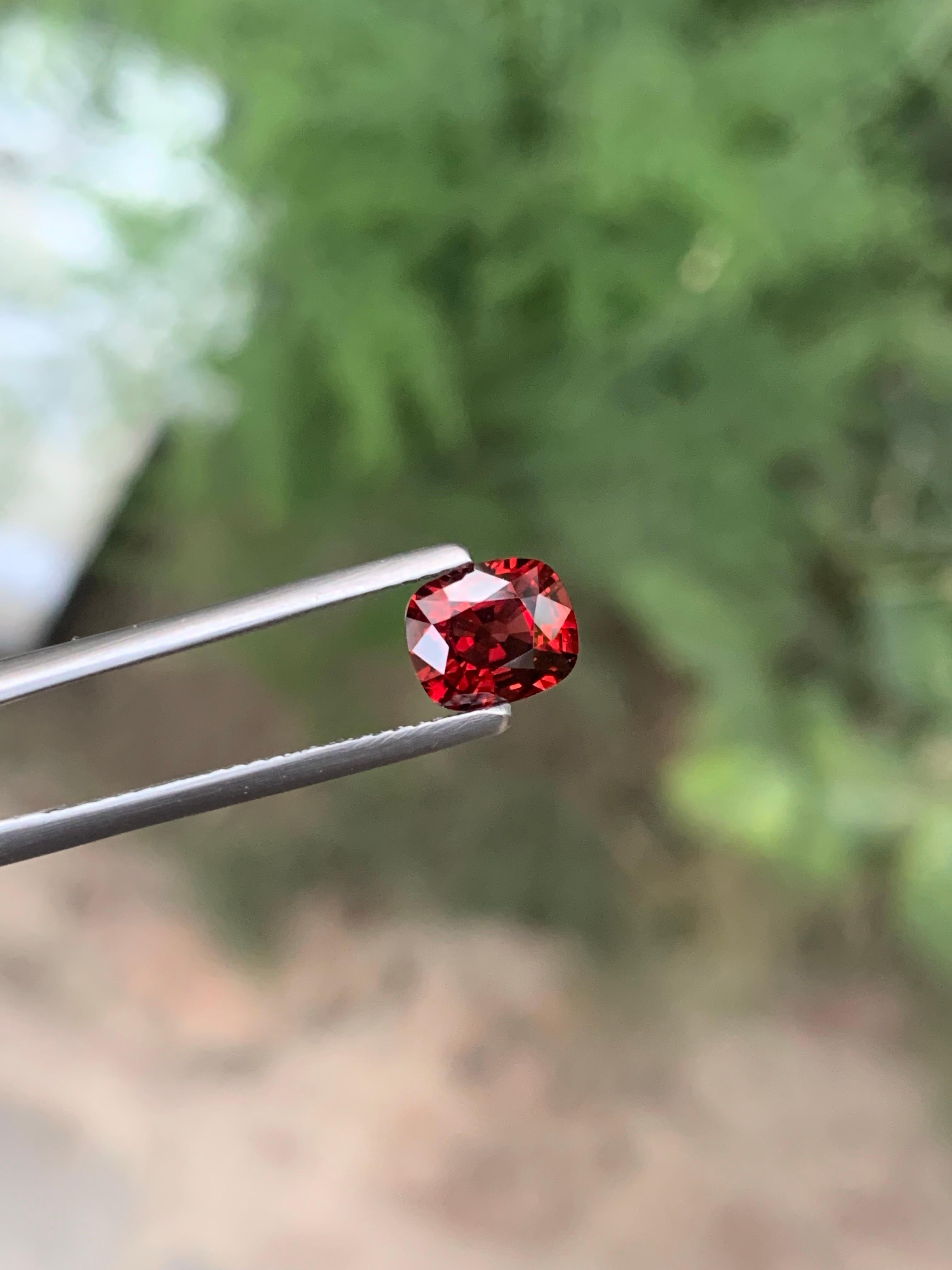 Taglio cuscino Gemma naturale sciolta con taglio a cuscino di spinello rosso certificata da 1,57 carati proveniente dalla Tanzania in vendita