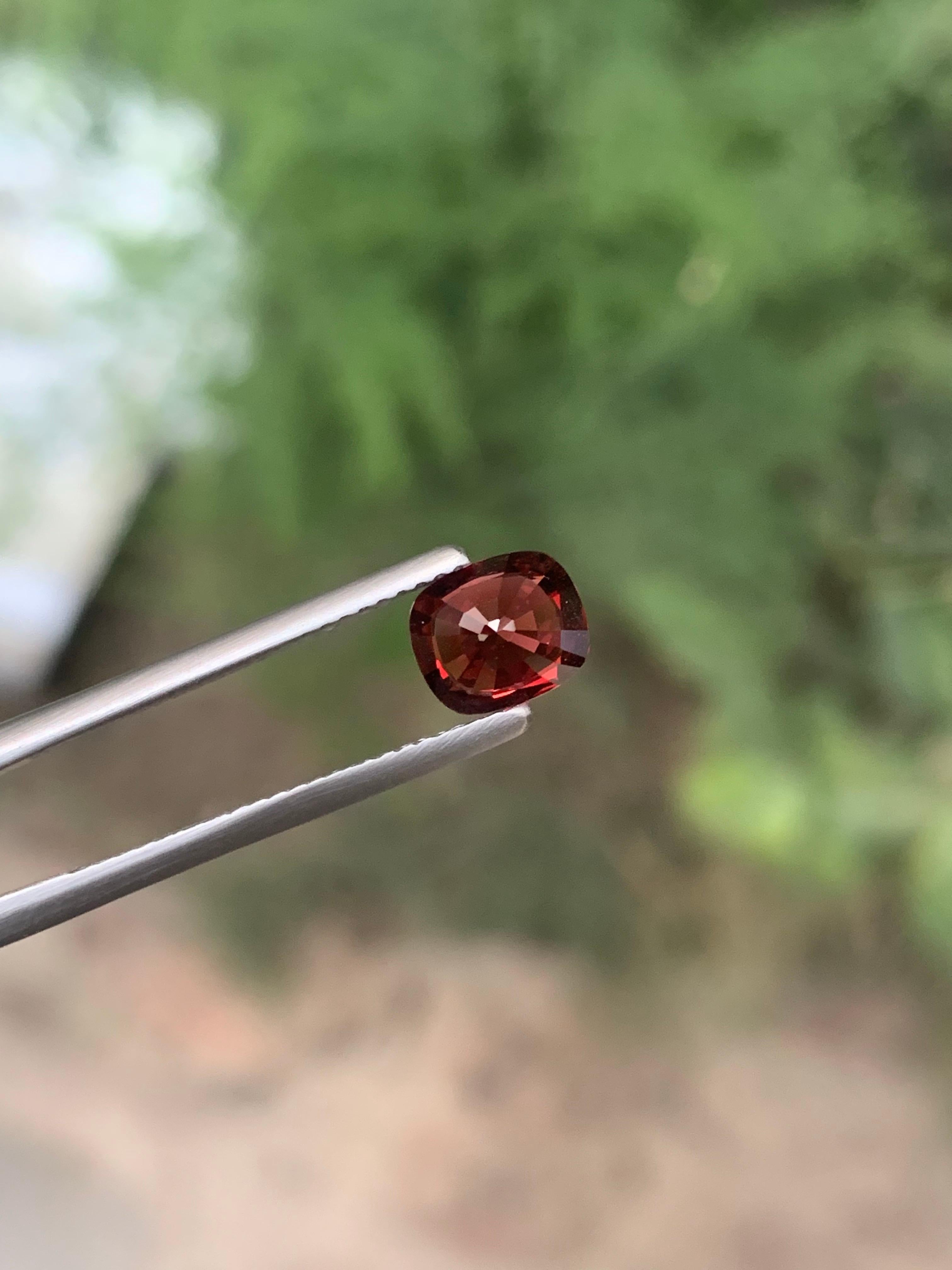 Gemma naturale sciolta con taglio a cuscino di spinello rosso certificata da 1,57 carati proveniente dalla Tanzania In condizioni Nuovo in vendita a Peshawar, PK