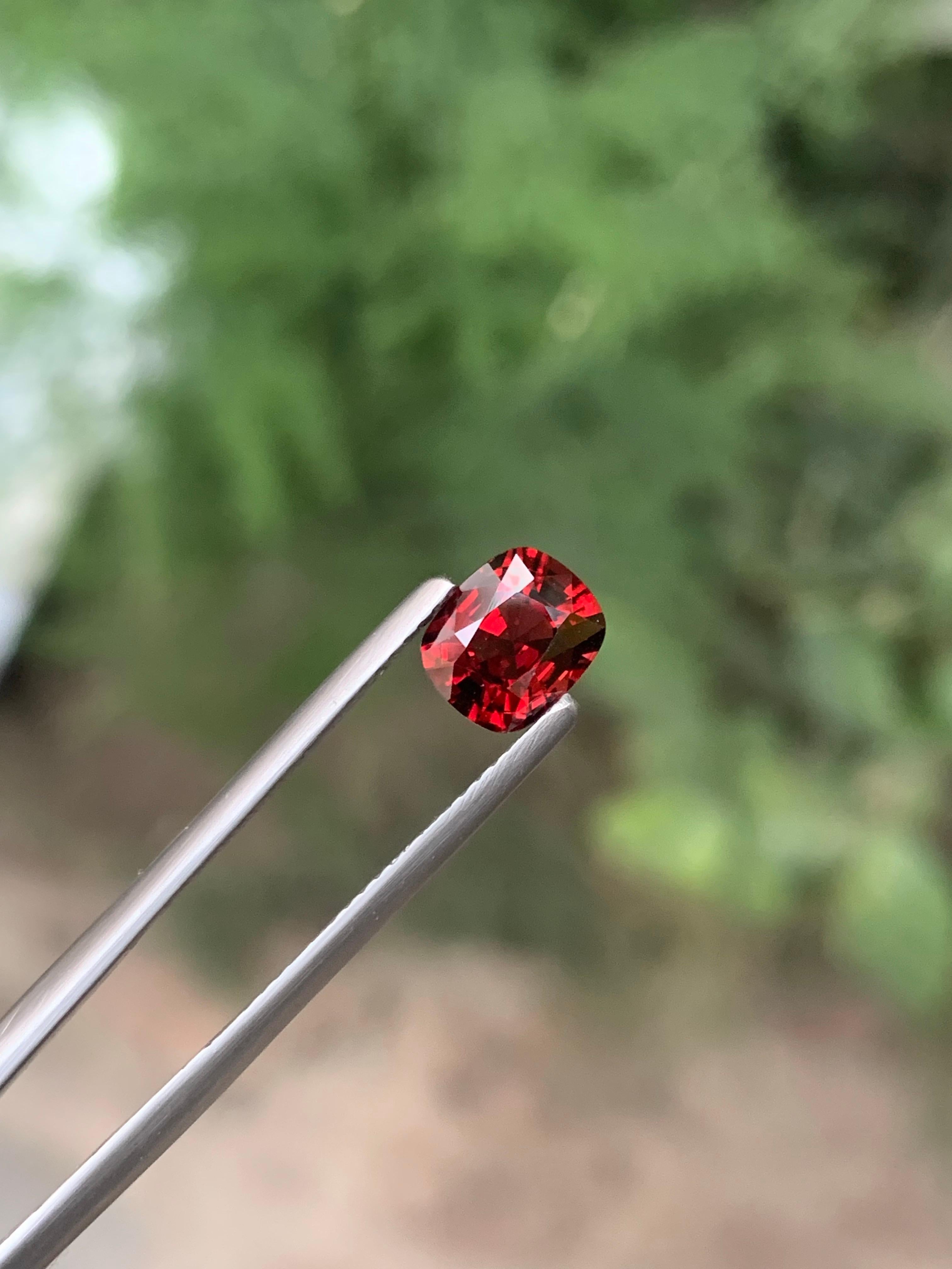 Gemma naturale sciolta con taglio a cuscino di spinello rosso certificata da 1,57 carati proveniente dalla Tanzania in vendita 1