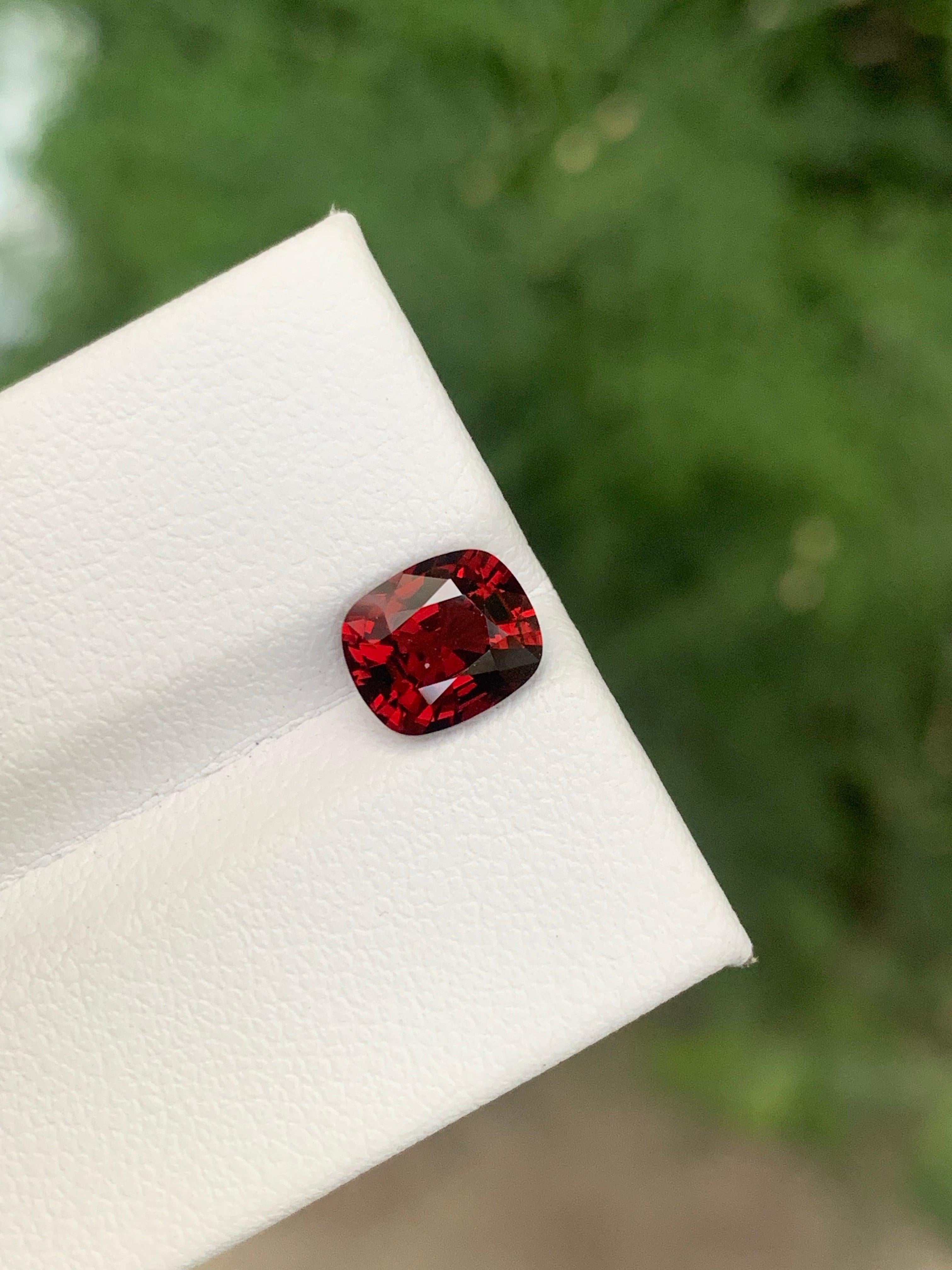 Gemma naturale sciolta con taglio a cuscino di spinello rosso certificata da 1,57 carati proveniente dalla Tanzania in vendita 2