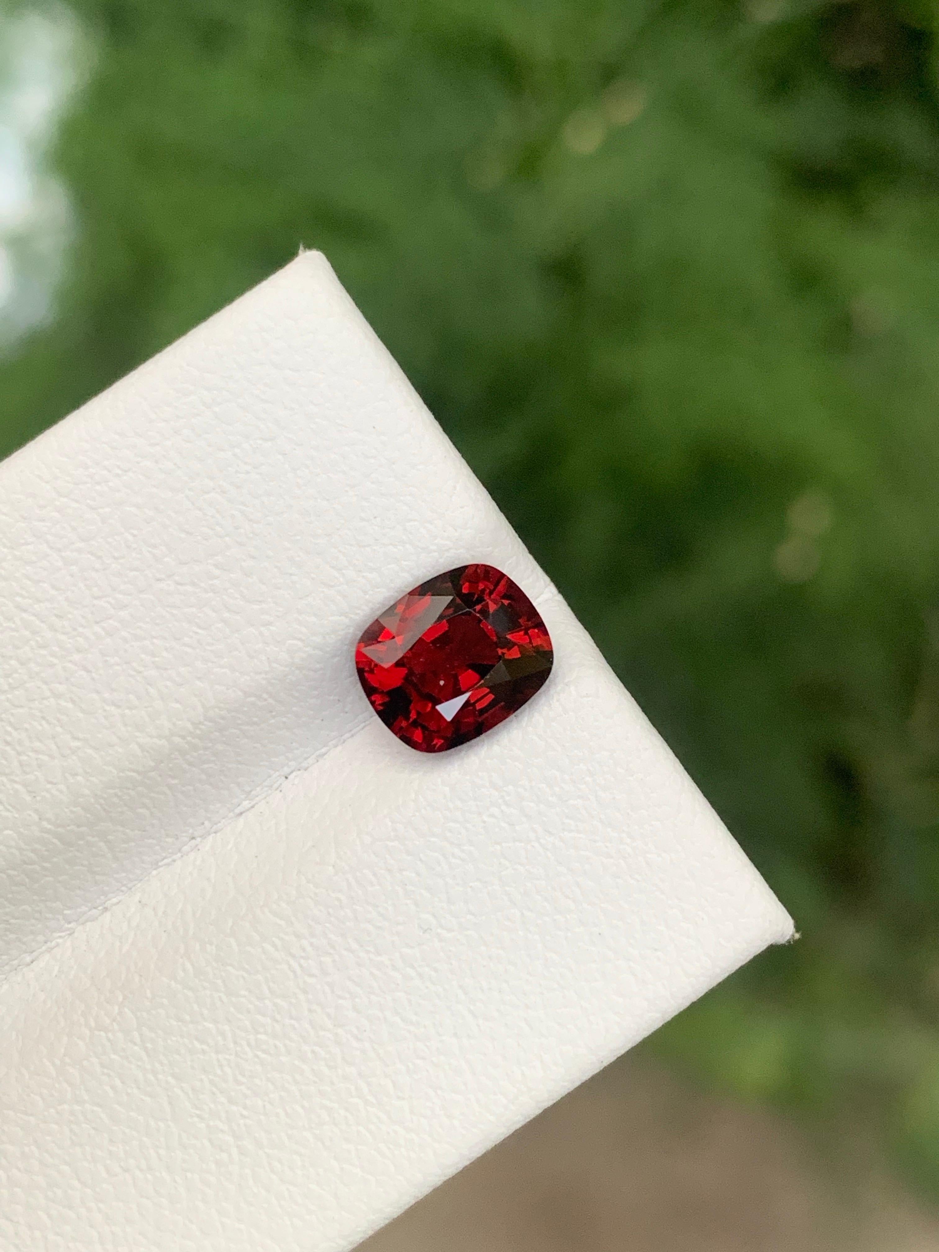 Gemma naturale sciolta con taglio a cuscino di spinello rosso certificata da 1,57 carati proveniente dalla Tanzania in vendita 3