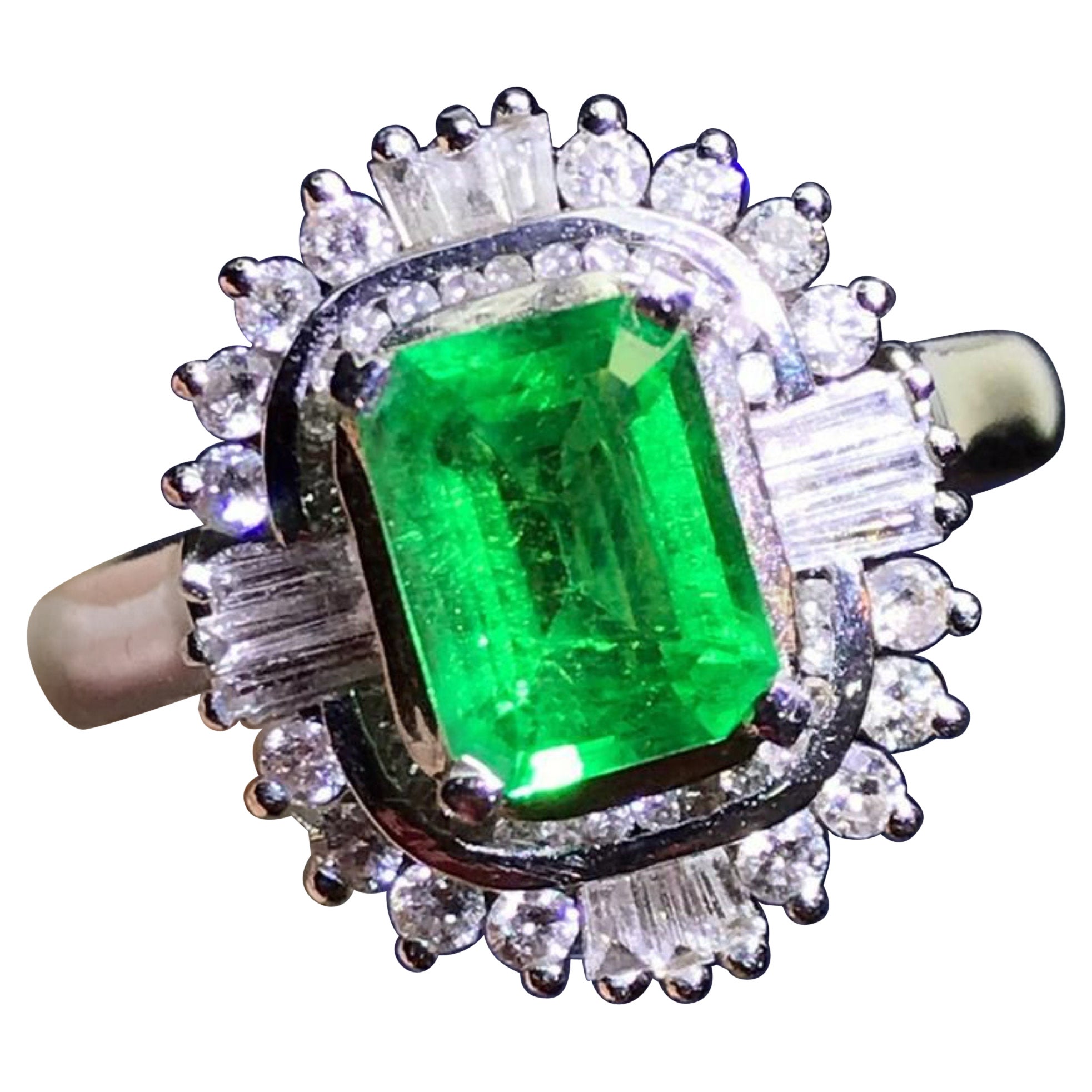 Im Angebot: Zertifizierter 1,57 Karat kolumbianischer unbehandelter natürlicher Smaragd-Diamant-Verlobungsring ()