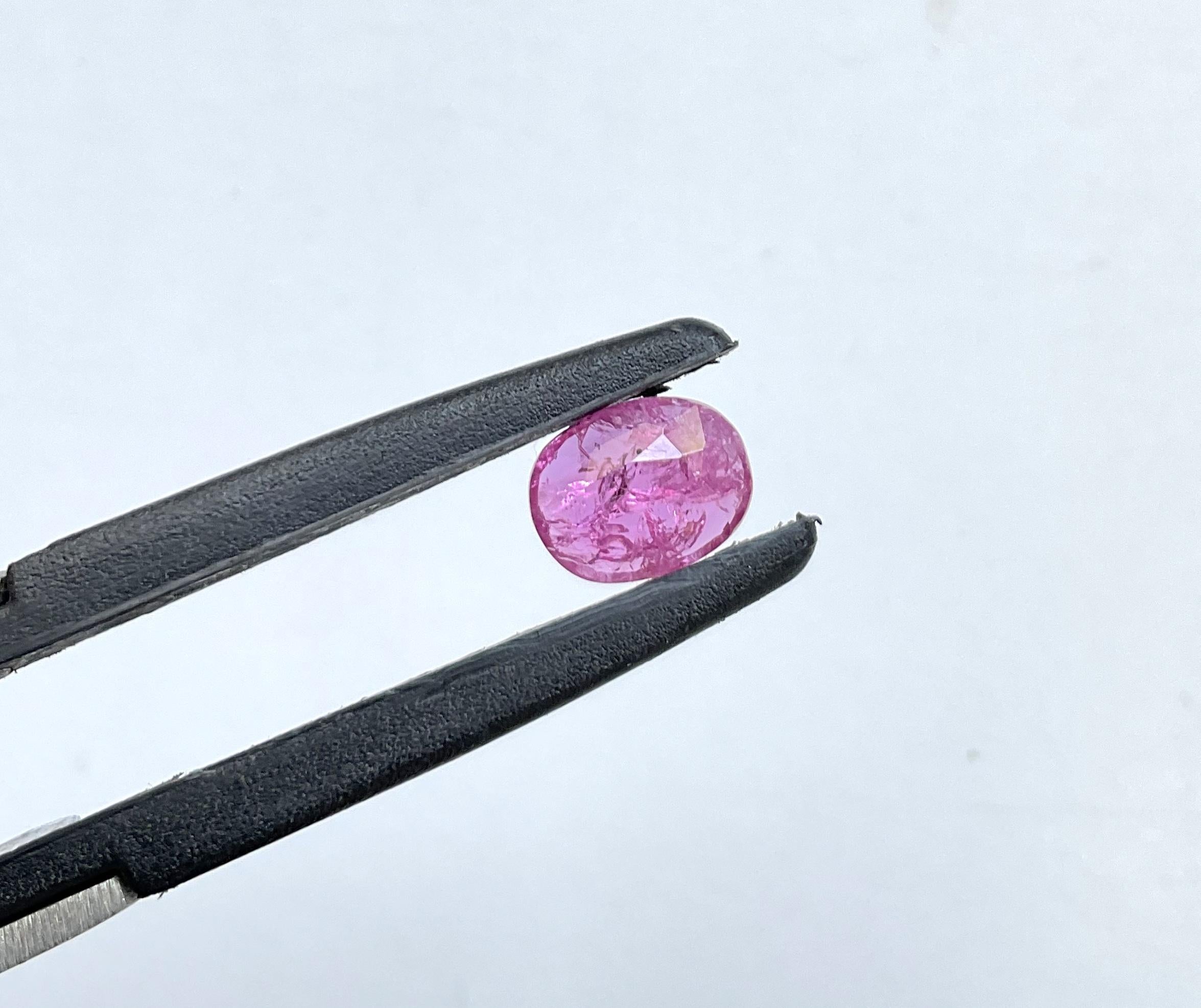 Femenino o masculino Rubí de Mozambique certificado de 1.61 quilates Piedra tallada facetada ovalada Sin calor Gema natural en venta